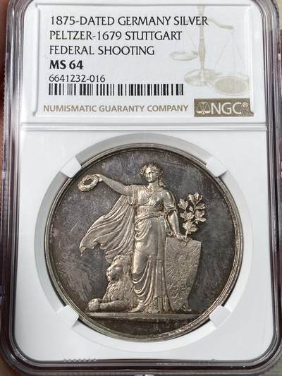 万国钱币拍卖第056期 - NGC MS64 1875年德国银章 斯图加特联邦射击节 加冕日耳曼妮娅女神批袍站立 右手执桂冠 左手拿着橡树枝并扶着帝国之鹰盾徽 雄狮匍匐在她的右侧 女神为胜利者加冕桂冠 斯图加特城市盾徽 飞奔的骏马 橡树叶高浮雕城墙点缀 绝美女神，包浆流光溢彩，精制镜面高浮雕。一步到位的高分顶级状态德射大银章藏品。罕见的早期德射银章，第一枚42mm大尺寸的德射银章，前四届都是泰勒或者泰勒型币章。