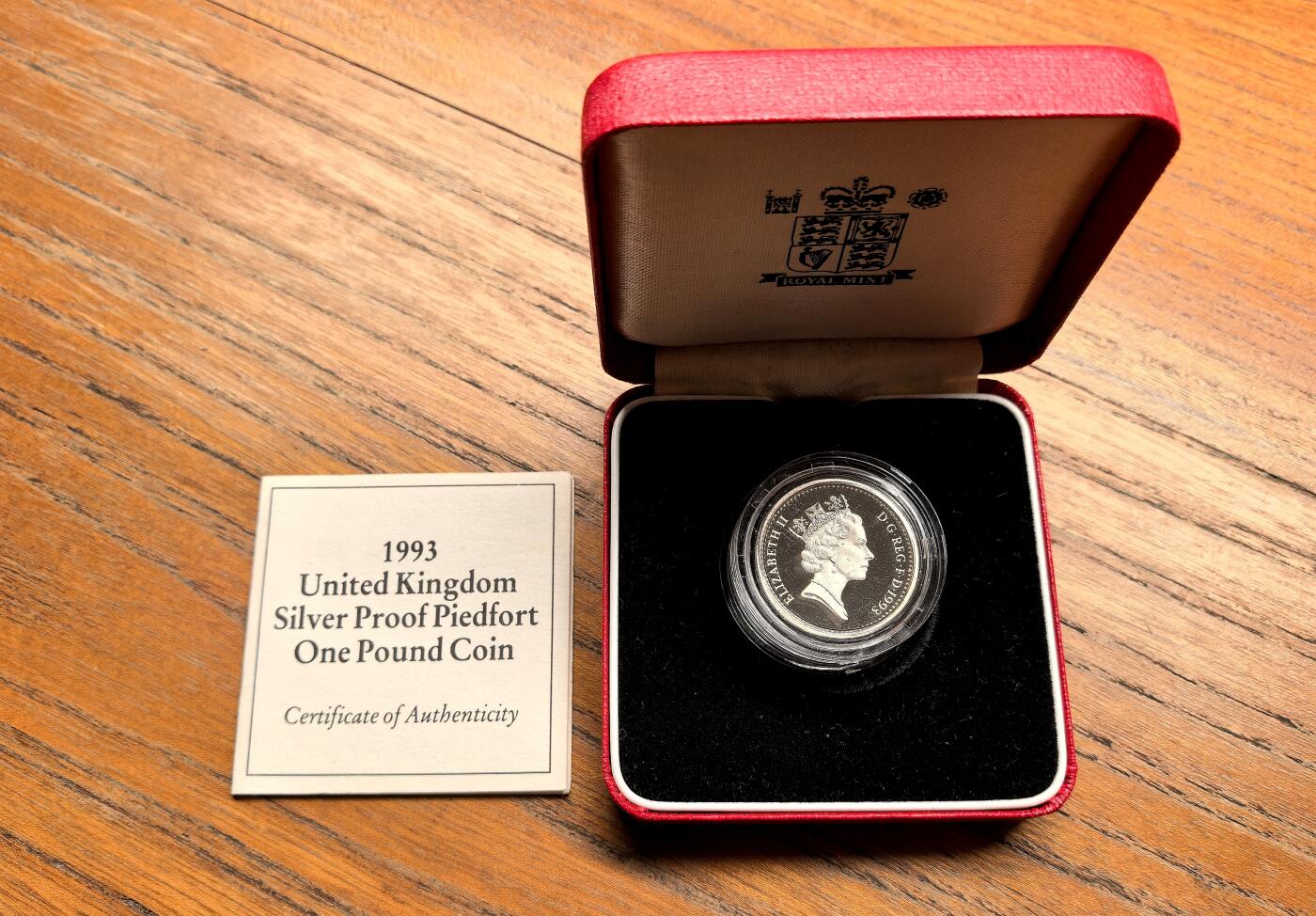 纫秋兰以为佩·凡希社微拍感恩专场 1993英国皇家纹章加厚1镑银币，原厂盒证全品