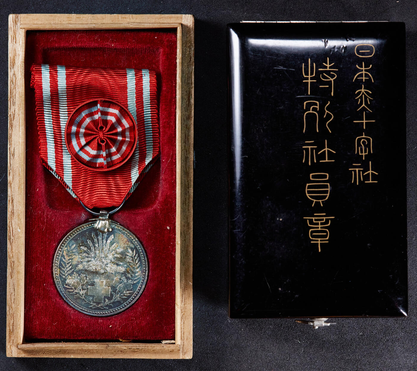 【俄甄集藏】2025年(045)12-03 星期三 晚 19:30 全场包邮 日本战时赤十字社纪念银章男授、女授2枚一对，材质为925银，直径：28mm，木盒无上盖