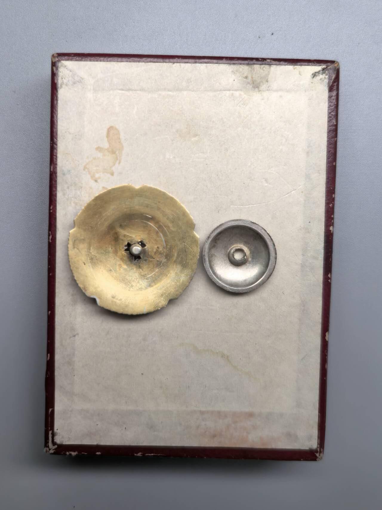 小驴勋章奖章收藏11月29日周六晚六点拍卖（珍爱和平，收藏战争，铭记历史，勿忘国耻，忠党爱国。有偿代拍，送拍规则在简介最后，参拍须阅读规则后再参拍，关系到运费包装发货时效真假辨别等关键信息，拍卖时不再发原图，看大图店主微信码在拍卖店铺介绍里）