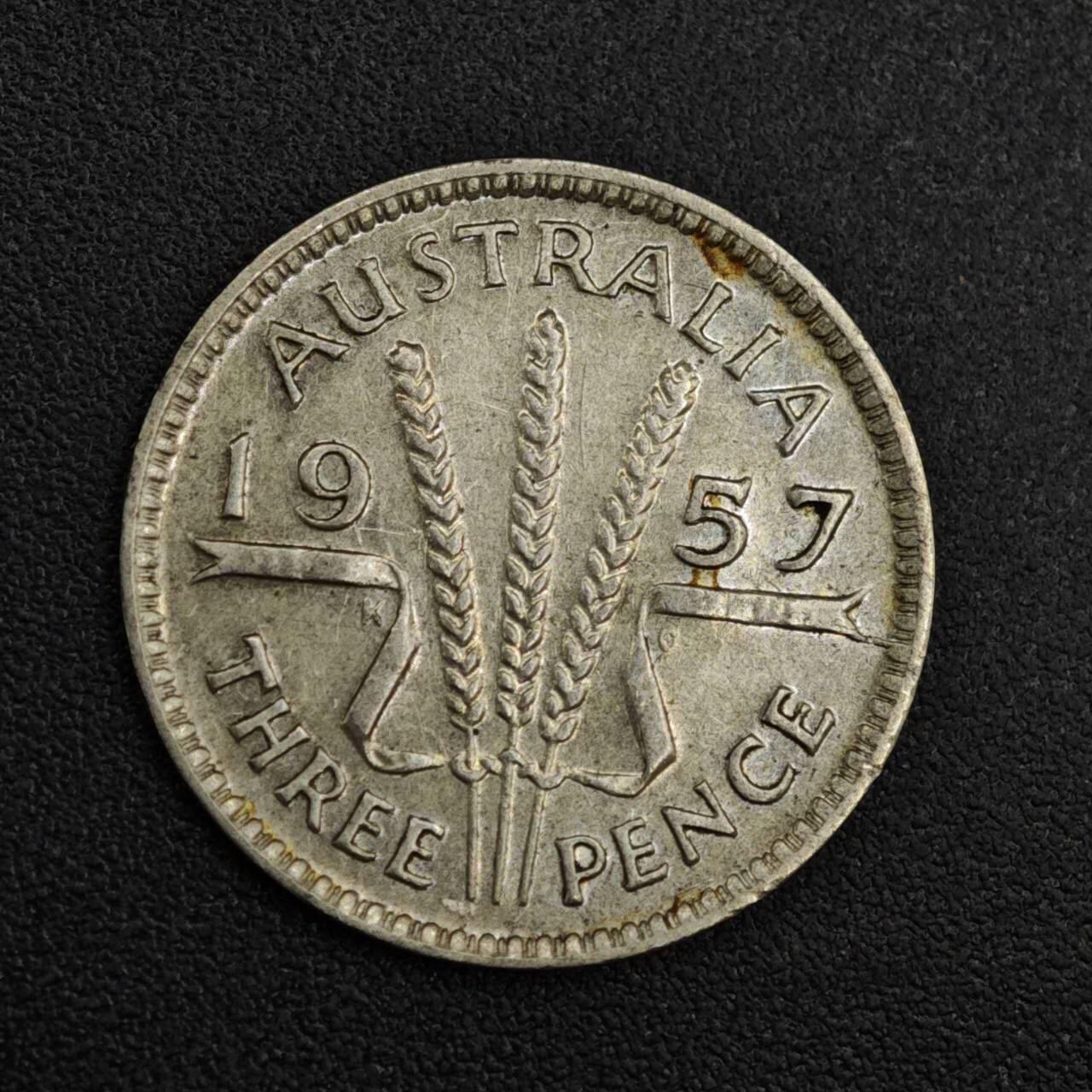 【淘币小摊】限时拍第八百一十二拍  小银币场  满百包邮可预留两周  周一统一发货  澳大利亚1957年伊丽莎白二世3便士银币