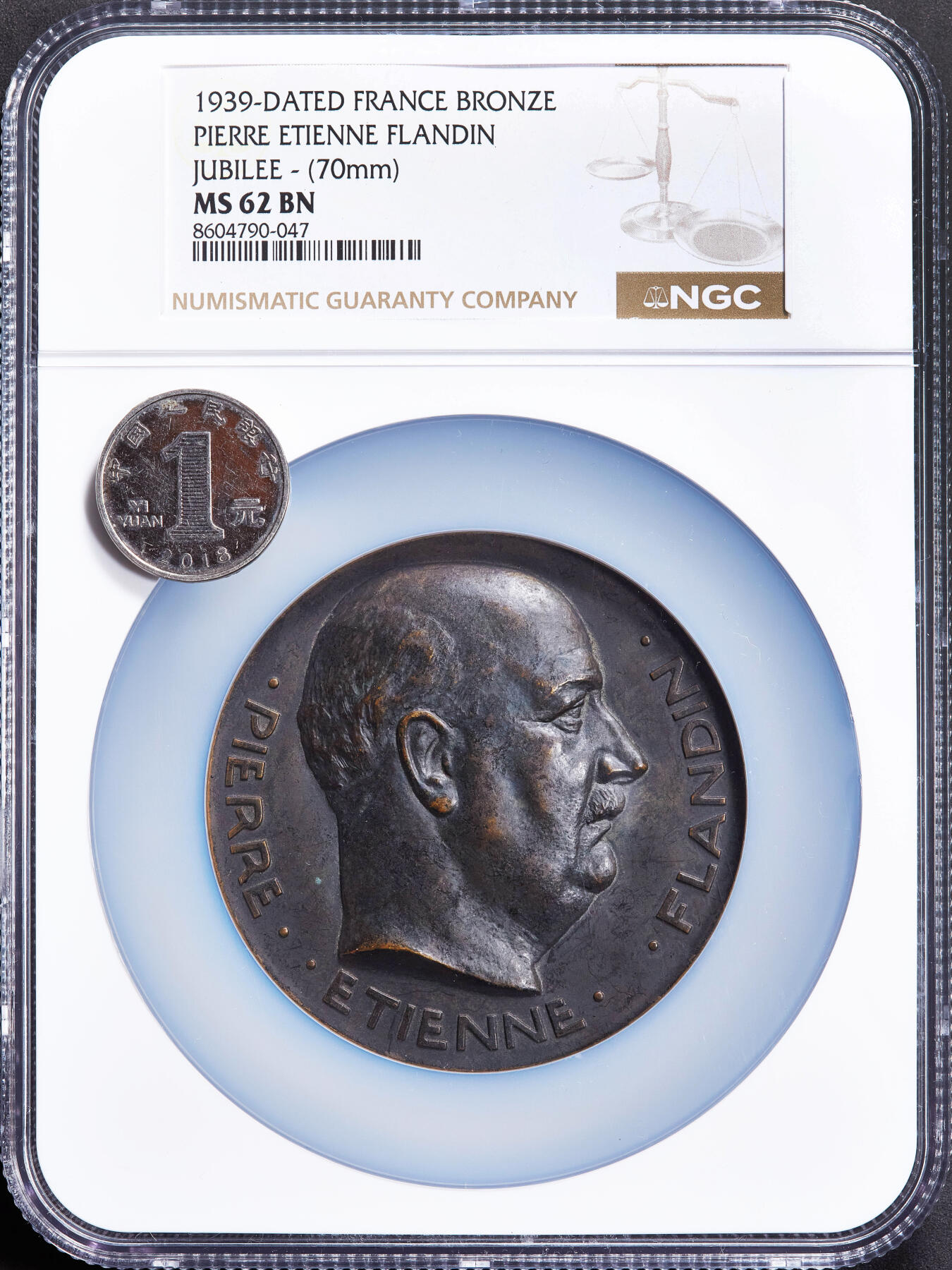 【俄甄集藏】2025年(045)12-03 星期三 晚 19:30 全场包邮 法国1939年纪念总理皮埃尔·艾蒂安·弗朗丹议会生涯25周年大铜章，NGC MS62，黑巧克力包浆，高浮雕，直径：70mm，少见品种
