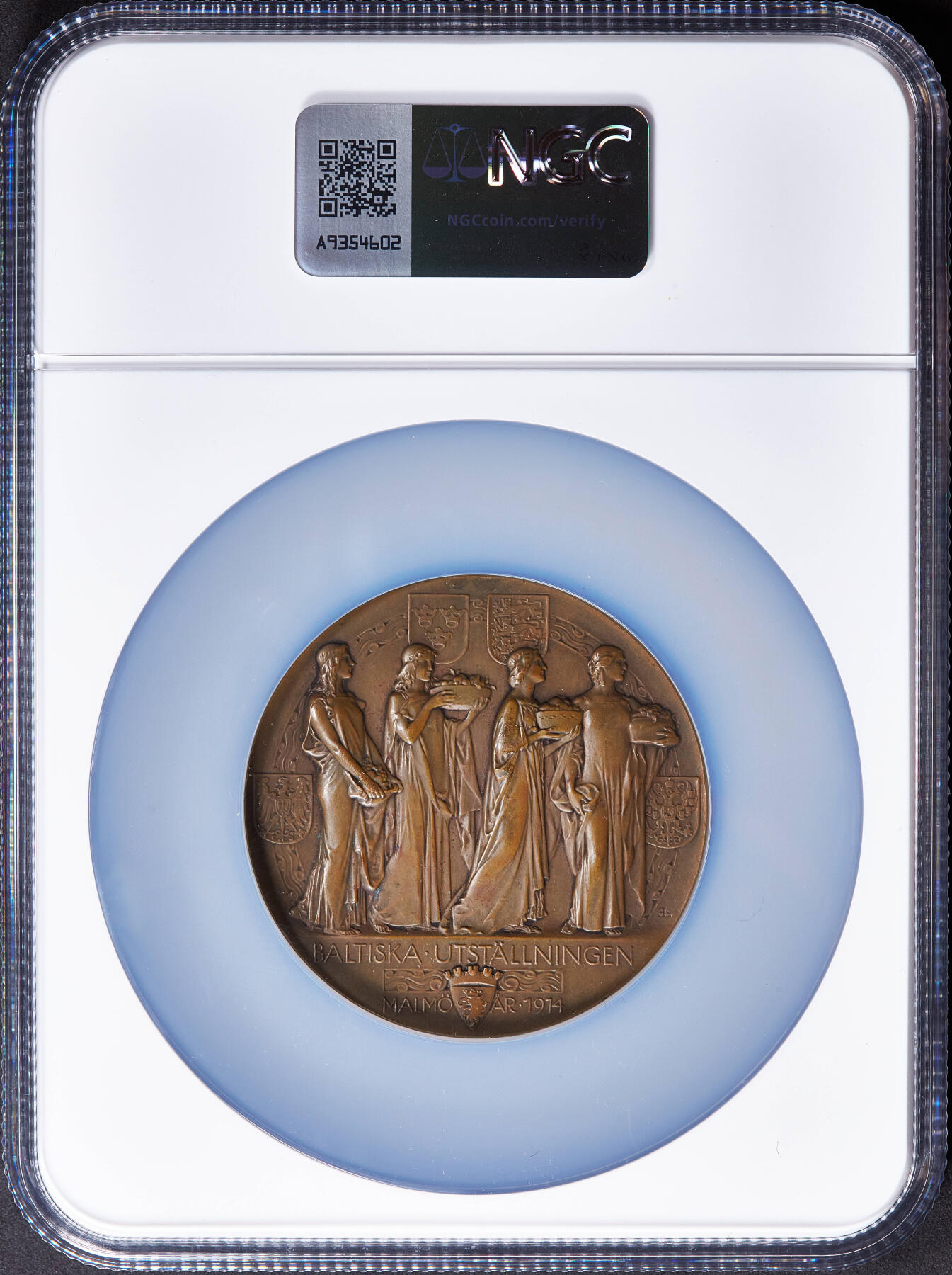 【俄甄集藏】2025年(045)12-03 星期三 晚 19:30 全场包邮 瑞典1914年古斯塔夫五世头像纪念在马尔默举办的波罗的海博览会大铜章，NGC MS63，巧克力包浆，高浮雕，直径：60mm，名家林德伯格作品，设计精美