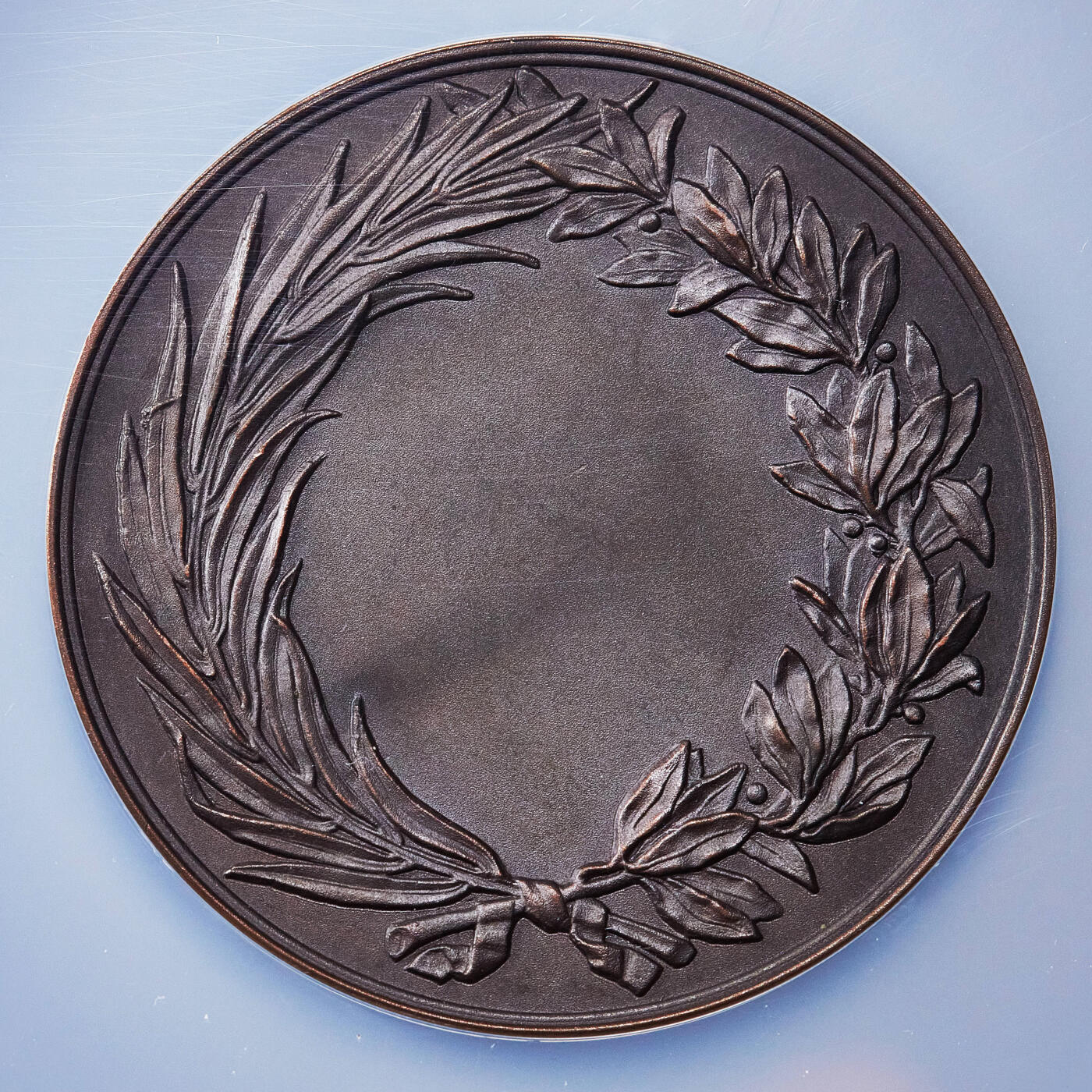 【俄甄集藏】2025年(045)12-03 星期三 晚 19:30 全场包邮 比利时19世纪皇家考古学院荣誉铜质奖章，NGC MS62，巧克力包浆，高浮雕，类精制底板，直径：59mm，著名雕刻家里奥·F·维尔纳作品