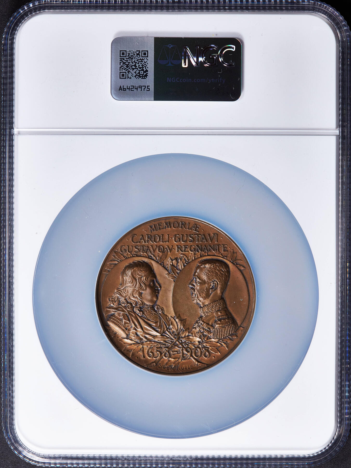 【俄甄集藏】2025年(045)12-03 星期三 晚 19:30 全场包邮 瑞典1908年纪念国王卡尔十世登基250周年大铜章，NGC MS64，背面卡尔十世与时任国王古斯塔夫五世头像，体现王朝传承，巧克力包浆，状态极佳，雕刻家斯文·库勒作品，直径56mm