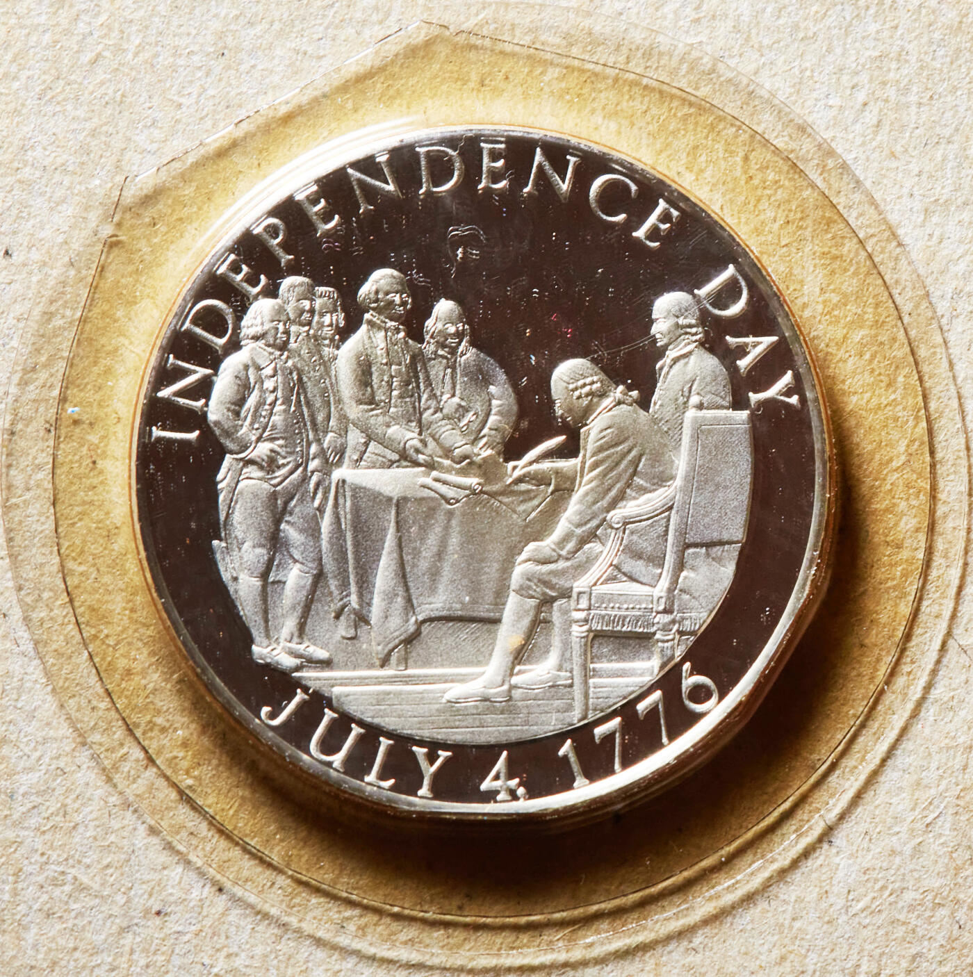 【俄甄集藏】2025年(045)12-03 星期三 晚 19:30 全场包邮 美国1976年纪念建国200周年精制银章邮币封，富兰克林造币厂制造，银章重14.1748克，含银量：92.5银，外皮有老化开裂