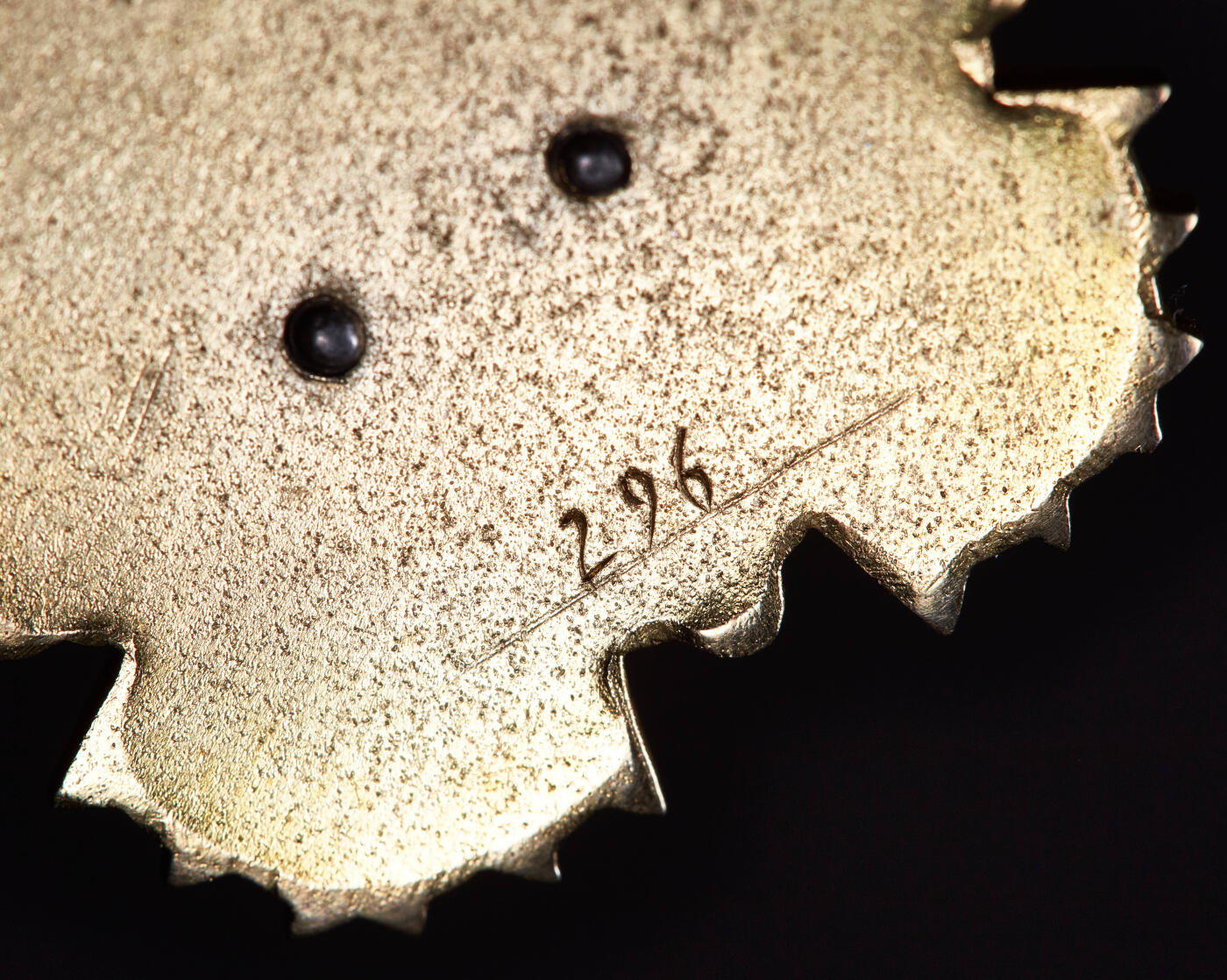 【俄甄集藏】2025年(045)12-03 星期三 晚 19:30 全场包邮 蒙古劳动英雄金质奖章，296号，18K金质，局部珐琅，尺寸：60mm x 35mm，重量：42.18克，蒙古奖章里的高等级品种