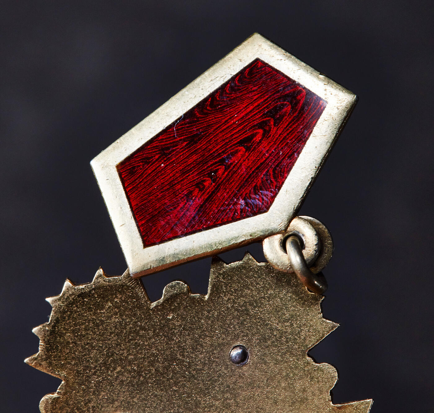 【俄甄集藏】2025年(045)12-03 星期三 晚 19:30 全场包邮 蒙古劳动英雄金质奖章，296号，18K金质，局部珐琅，尺寸：60mm x 35mm，重量：42.18克，蒙古奖章里的高等级品种