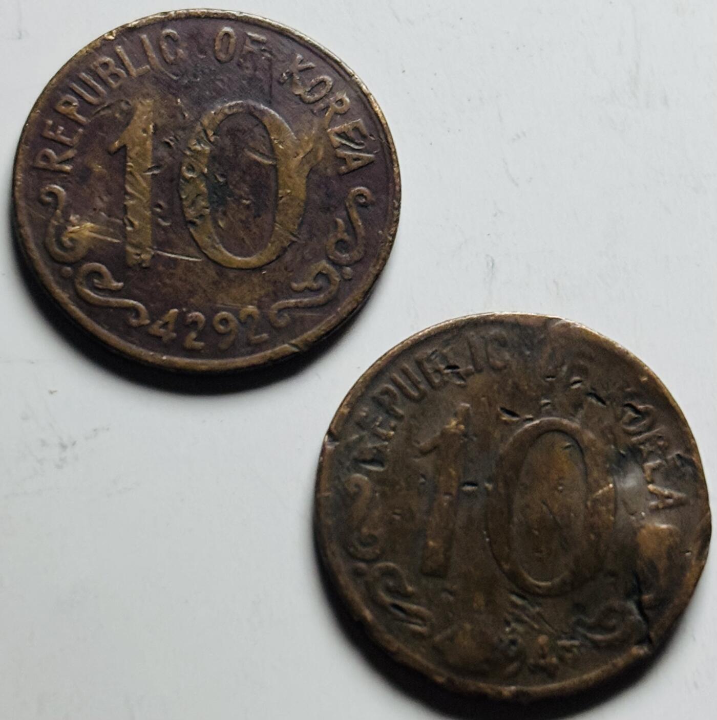 文馨钱币收藏第 284 场，【 长期接收代拍品】老藏家拍品南朝鲜李承晚时期货币，泰国大型纪念币，土耳其各时期及各国套币场 南朝鲜李承晚时期 1959-1961 年 2 枚 10 元，瑕疵