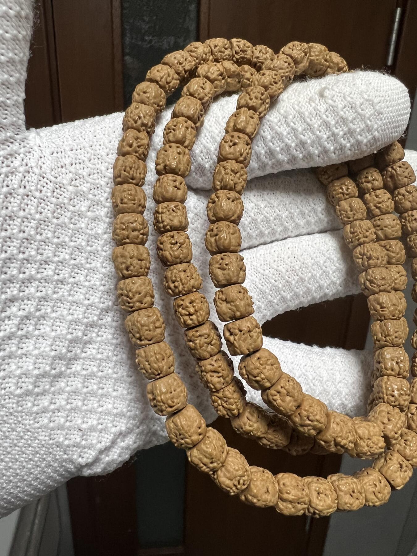 零元拍：龙切 五爪小佛手108 长串7MM左右，非常容易变红，坊间人称三日红，很容易有盘玩成就感。图8是我自己盘玩效果，后三图是另外一串只戴没盘20天效果