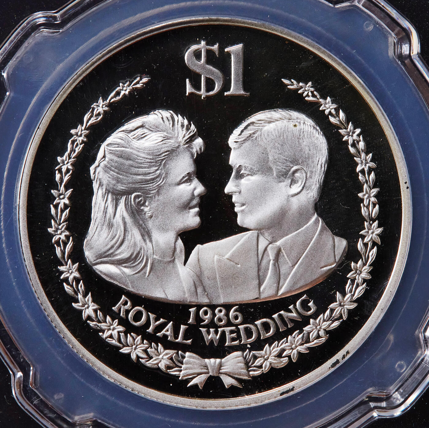 【俄甄集藏】2025年(045)12-03 星期三 晚 19:30 全场包邮 英属库克群岛1986年纪念安德鲁王子皇室婚礼1元精制大银币，信泰 PF69UC，重量：27.22克，含银量：92.5%，直径：38.5mm，发行量：2500枚，英联邦皇室婚礼银币中的稀少品种
