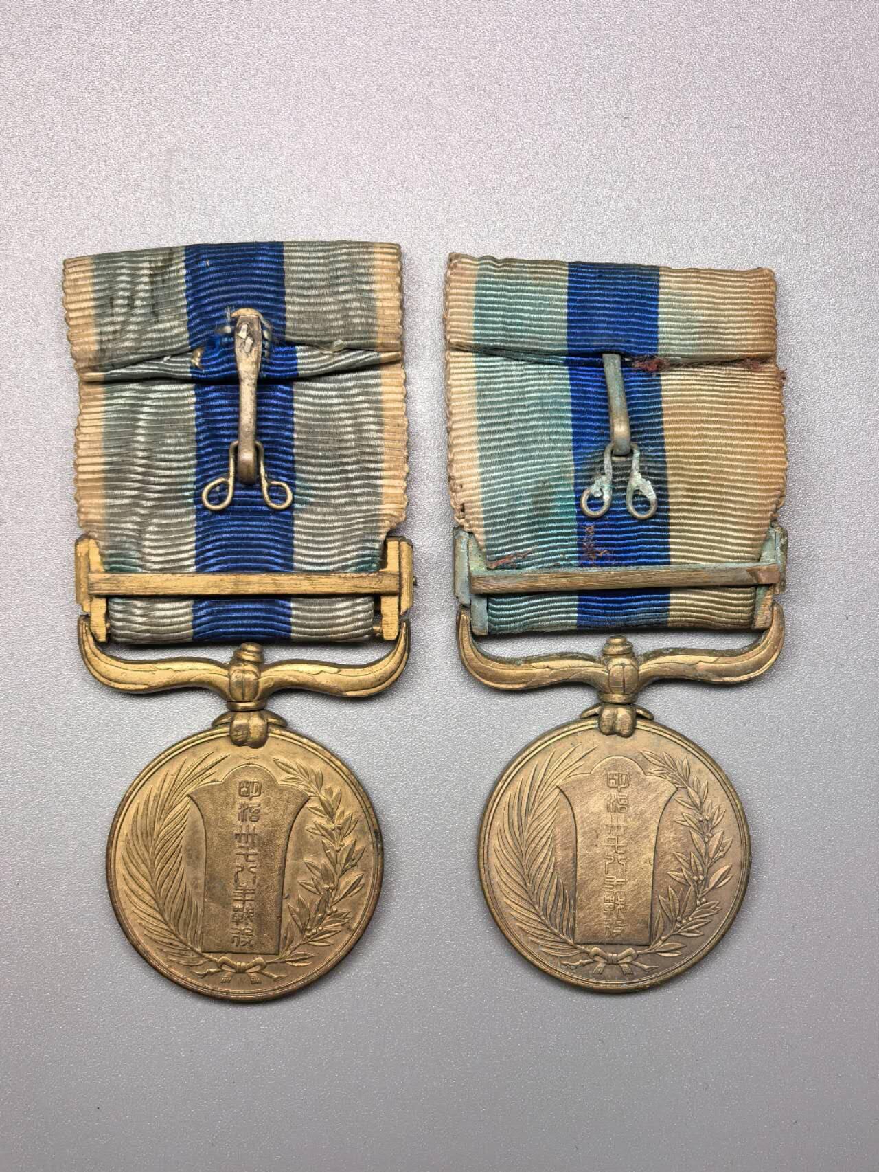 小驴勋章奖章收藏11月29日周六晚六点拍卖（珍爱和平，收藏战争，铭记历史，勿忘国耻，忠党爱国。有偿代拍，送拍规则在简介最后，参拍须阅读规则后再参拍，关系到运费包装发货时效真假辨别等关键信息，拍卖时不再发原图，看大图店主微信码在拍卖店铺介绍里） 明治三十七八年从军记章一对（日俄战争）