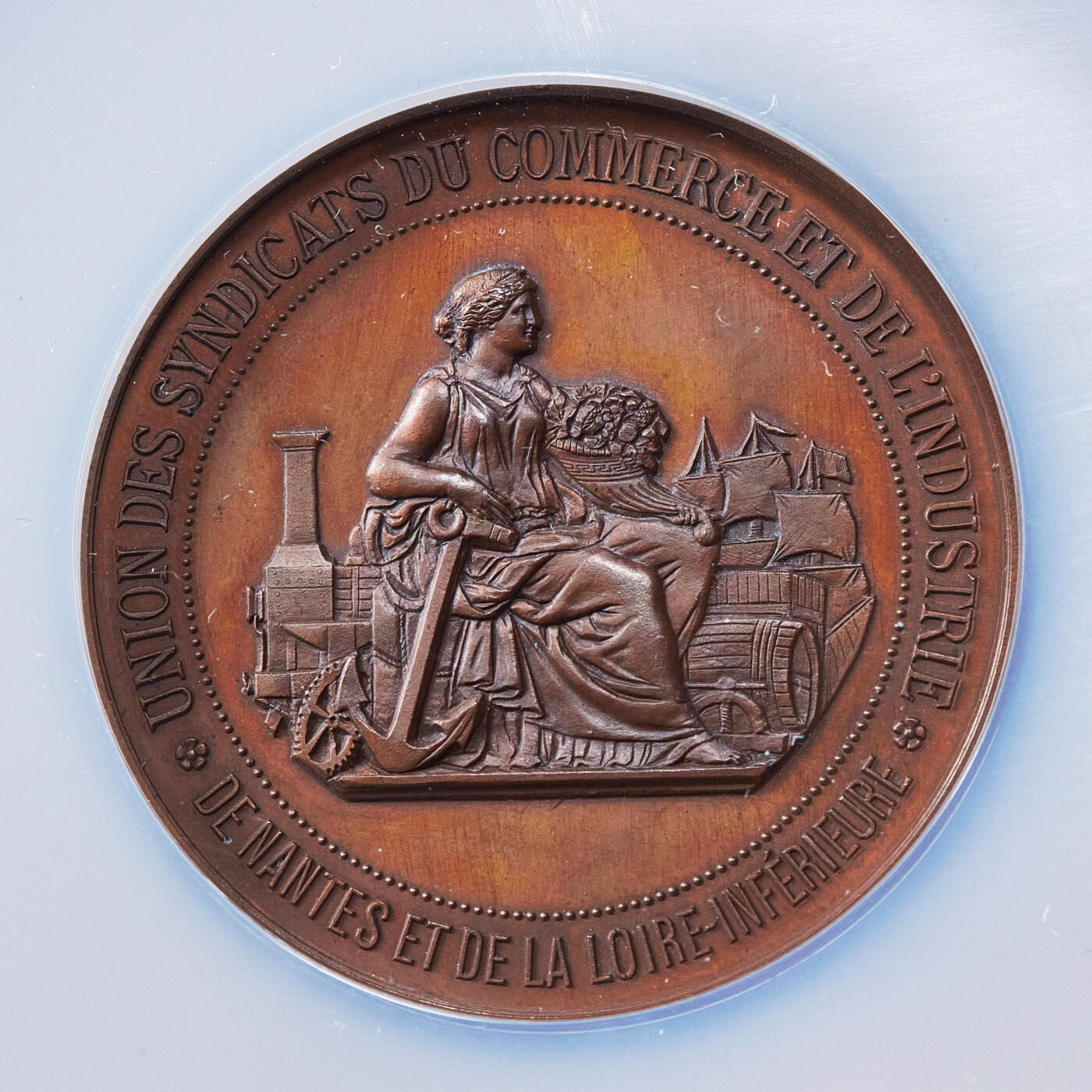 【俄甄集藏】2025年(045)12-03 星期三 晚 19:30 全场包邮 法国1903年南特与下卢瓦尔省工商同业公会联盟纪念大铜章，NGC MS64，巧克力包浆，高浮雕，直径：50mm