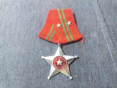 罗岚⭐新藏⭐特惠专拍第一场-分享拍场赚佣 - 越南民主共和国（原挂略-越中战争时期版本）人民军二级战功勋章 主要颁发给前线作战的基层军官-士官-士兵 该章获得条件需要在战场上以出色的基层指挥能力逆转一场小型战斗，或者亲自临阵毙伤数位敌人