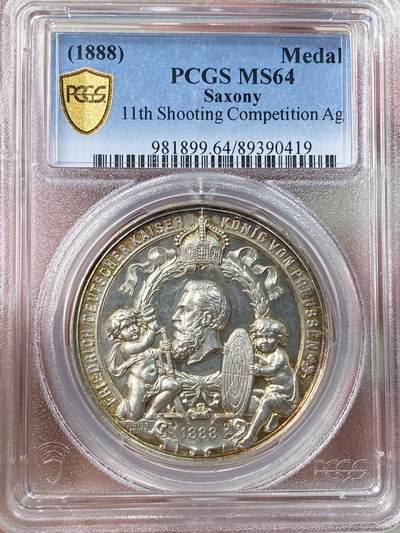 万国钱币拍卖第056期 - PCGS MS64 1888年德国三皇之年银章 第十一届德意志联邦射击节 唯一评级记录冠军分 顶级状态 稀有品种 精制镜面工艺，高浮雕加厚盒，设计优美，辉煌大气。德意志帝国皇帝腓特烈三世，桂冠环绕，上方是绸缎帝国凯撒皇冠。可爱天使，帅气的大胡子德皇。背面:萨勒河畔哈雷城市景观。圣母市场教堂是德国中部晚期哥特式时期最重要的建筑之一，其四座塔楼与红塔一起构成了哈雷这座城市的地标，因此得名五塔之城。