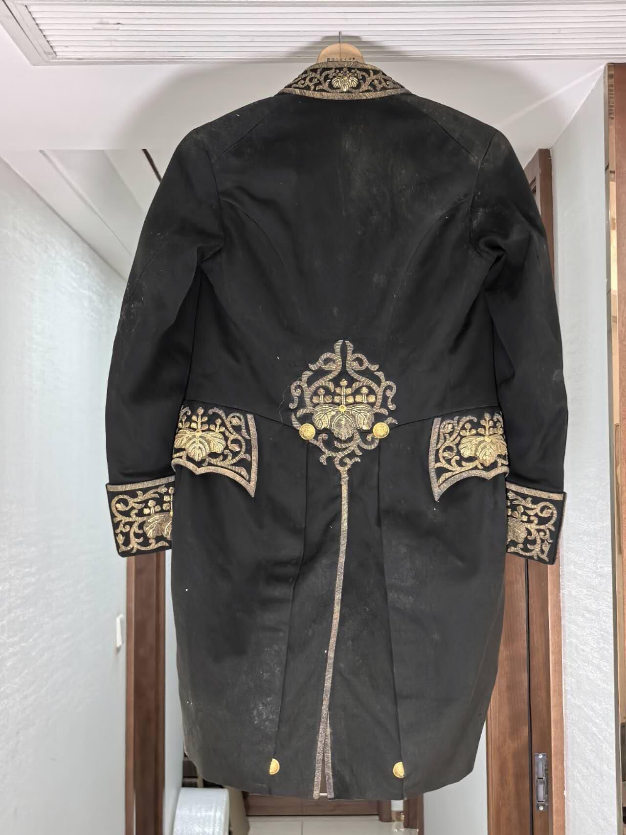 小驴勋章奖章收藏11月29日周六晚六点拍卖（珍爱和平，收藏战争，铭记历史，勿忘国耻，忠党爱国。有偿代拍，送拍规则在简介最后，参拍须阅读规则后再参拍，关系到运费包装发货时效真假辨别等关键信息，拍卖时不再发原图，看大图店主微信码在拍卖店铺介绍里） 日本文官燕尾服礼服带白衬衣，羊毛金属刺绣，大小未测量，运输途中刺绣部分有概率会脱落，介意勿拍