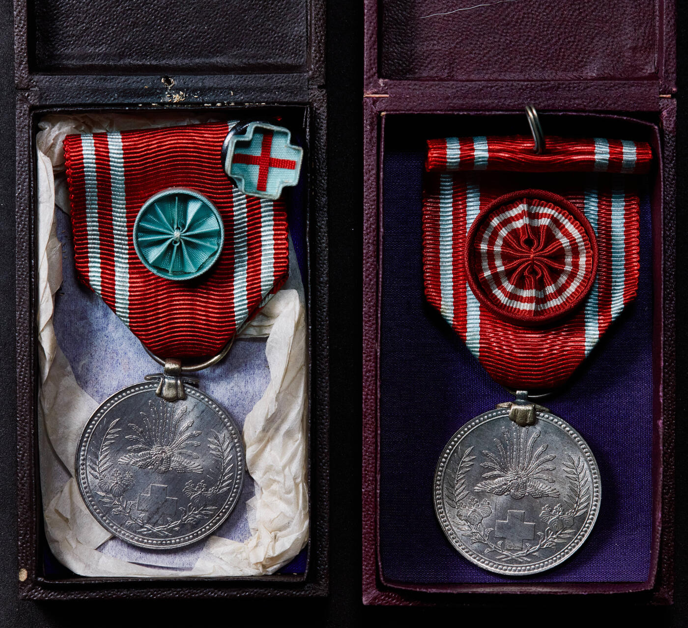 【俄甄集藏】2025年(045)12-03 星期三 晚 19:30 全场包邮 日本战时赤十字社纪念章2枚一组，材质为铝，直径：28mm，带原盒