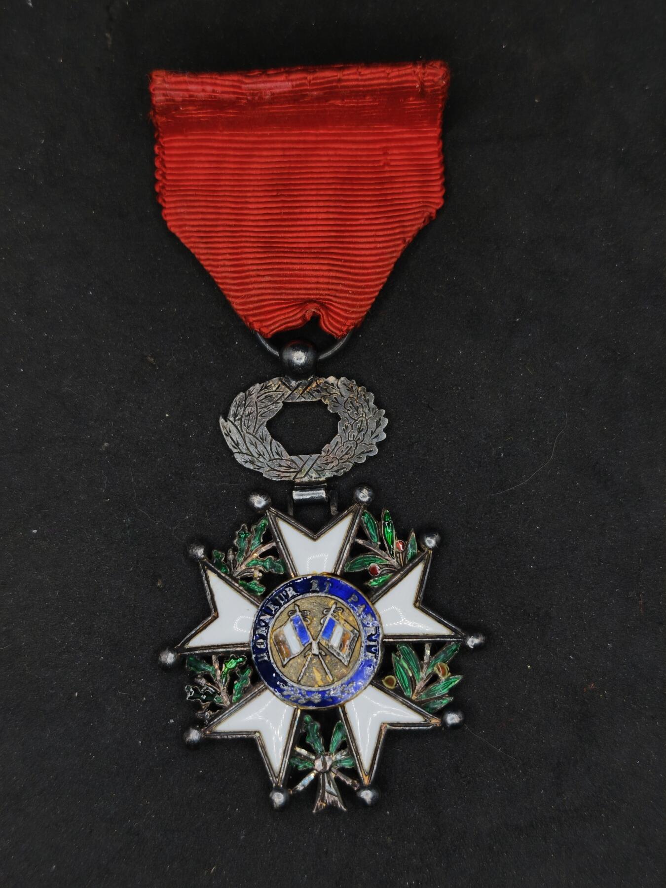 凯旋世界勋赏（第20期）（欢迎送拍）（对拍品有疑问请询问客服，不接受到手刀，出价默认拍品品相。请认真阅读拍卖规则！出价默认已认可！）（收到货请录制开箱视频，无视频概不处理问题。） 法国三共珠宝商宽边版本荣誉军团勋章（银制，单面花环上挂）