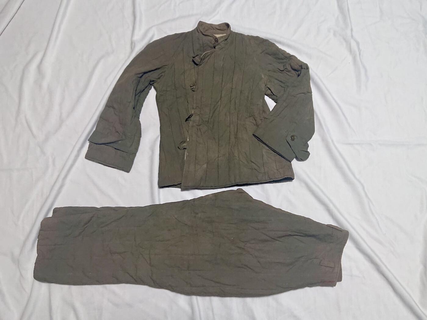 【第貳場】近代勋奖章徽章服饰杂项专场 鸭绿江畔 保家卫国—人民军立领冬服 华东军需部制，后为文工团收录，肩宽约43cm 袖长约52cm 胸围约92cm 裤长约97cm 