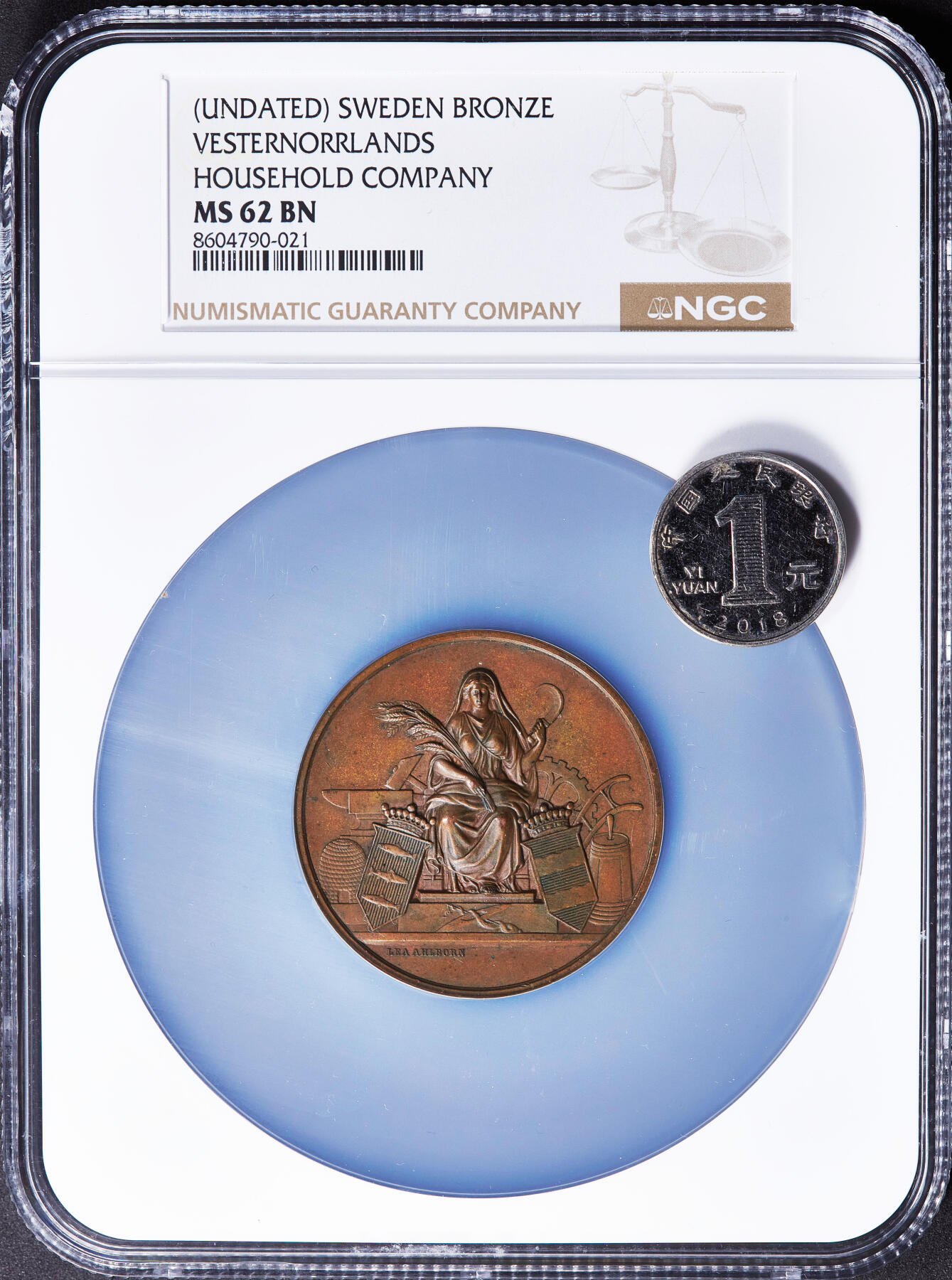 【俄甄集藏】2025年(045)12-03 星期三 晚 19:30 全场包邮 瑞典19世纪西诺尔兰省皇家农业协会大铜章，NGC MS62，巧克力包浆，高浮雕，著名女性设计师丽·阿尔伯恩作品，直径：47mm，盒体边缘有小破损，见详图