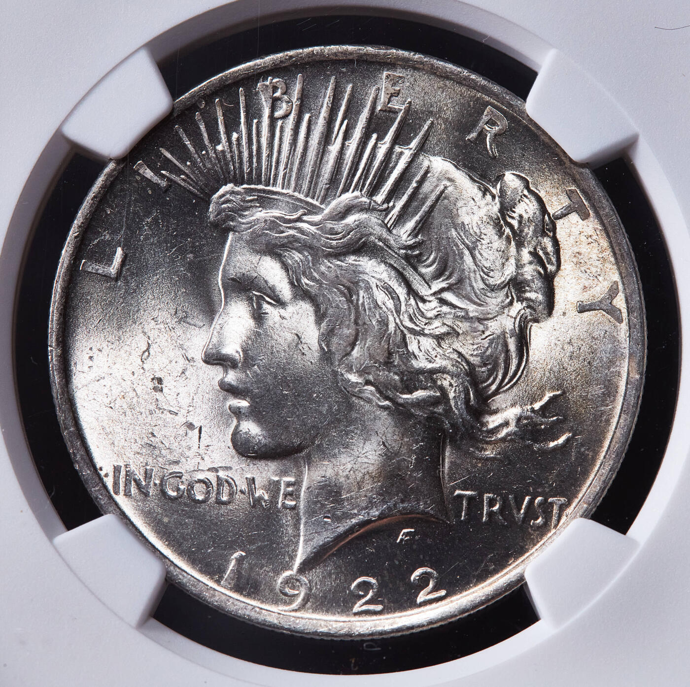 【俄甄集藏】2025年(045)12-03 星期三 晚 19:30 全场包邮 美国1922年和平1美元大银币，NGC MS63，黄油彩包浆，车轮转光