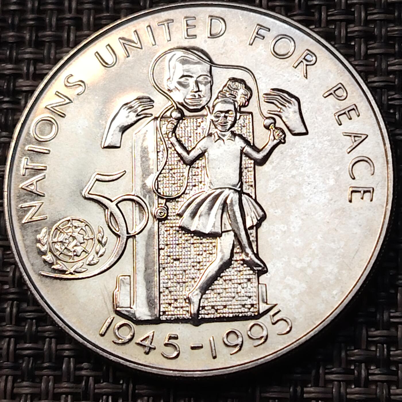 布加迪🐬～世界钱币(上海)🌾第 262 期 /  各国套币和散币 乌干达🇺🇬 1995年 5元 联合国成立50周年纪念币 升旗员