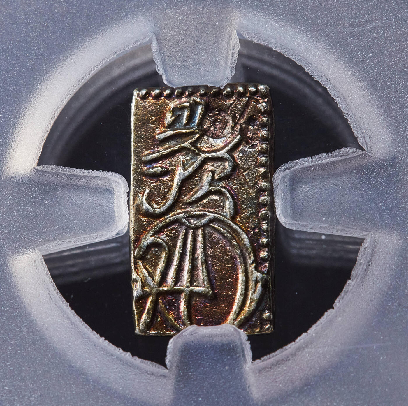 【俄甄集藏】2025年(045)12-03 星期三 晚 19:30 全场包邮 日本1832-1858年江户幕府时期天保古二朱金币，信泰 MS60，重1.62克，29.8%金，70.2%银，五彩包浆，细节犀利