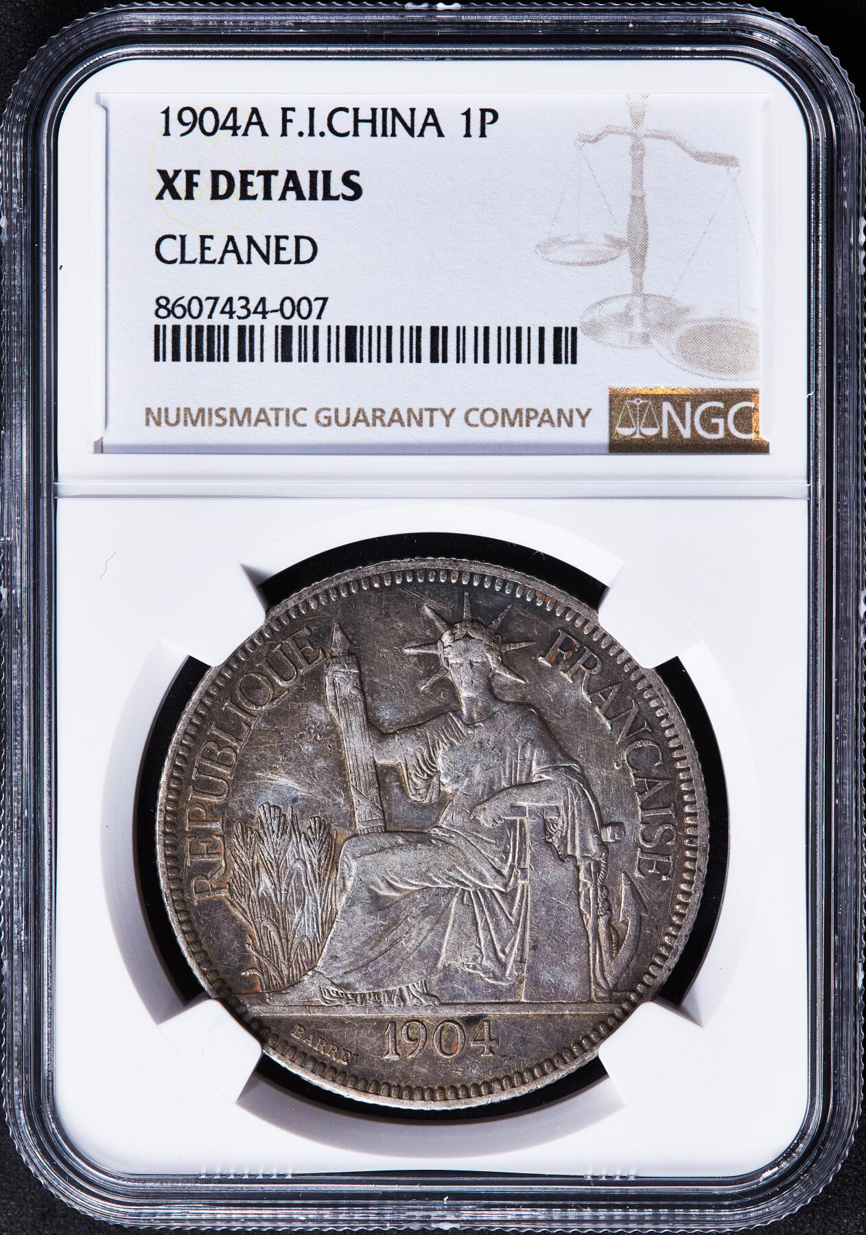 【俄甄集藏】2025年(045)12-03 星期三 晚 19:30 全场包邮 法属印度支那1904年A版坐洋1皮阿斯特大银币，NGC XFD，五彩酱彩老包浆