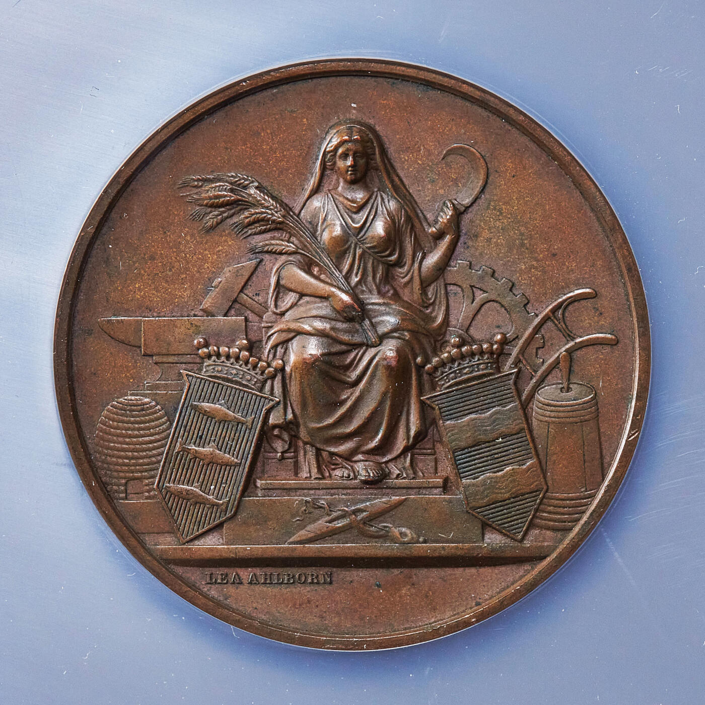 【俄甄集藏】2025年(045)12-03 星期三 晚 19:30 全场包邮 瑞典19世纪西诺尔兰省皇家农业协会大铜章，NGC MS62，巧克力包浆，高浮雕，著名女性设计师丽·阿尔伯恩作品，直径：47mm，盒体边缘有小破损，见详图