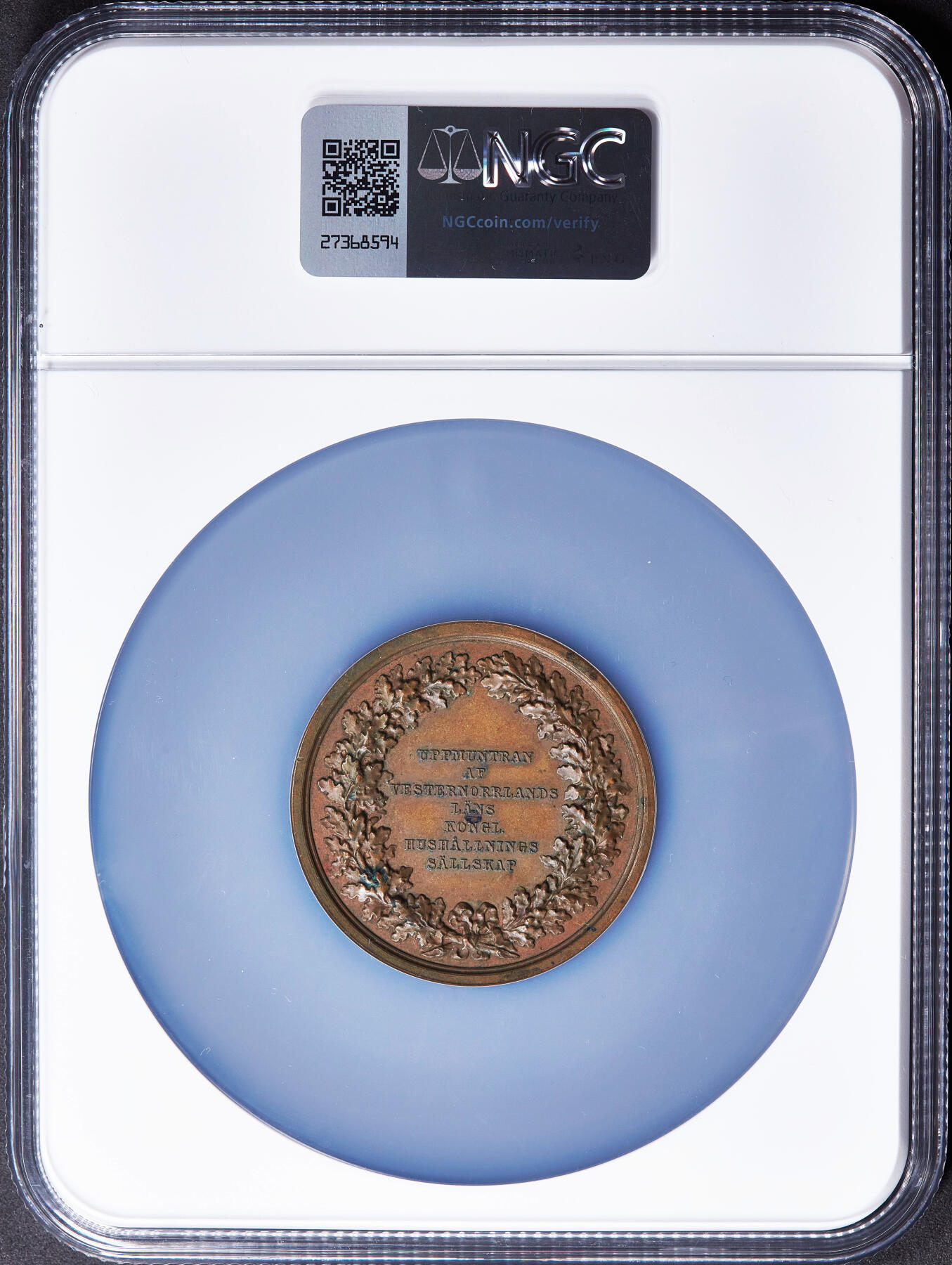 【俄甄集藏】2025年(045)12-03 星期三 晚 19:30 全场包邮 瑞典19世纪西诺尔兰省皇家农业协会大铜章，NGC MS62，巧克力包浆，高浮雕，著名女性设计师丽·阿尔伯恩作品，直径：47mm，盒体边缘有小破损，见详图