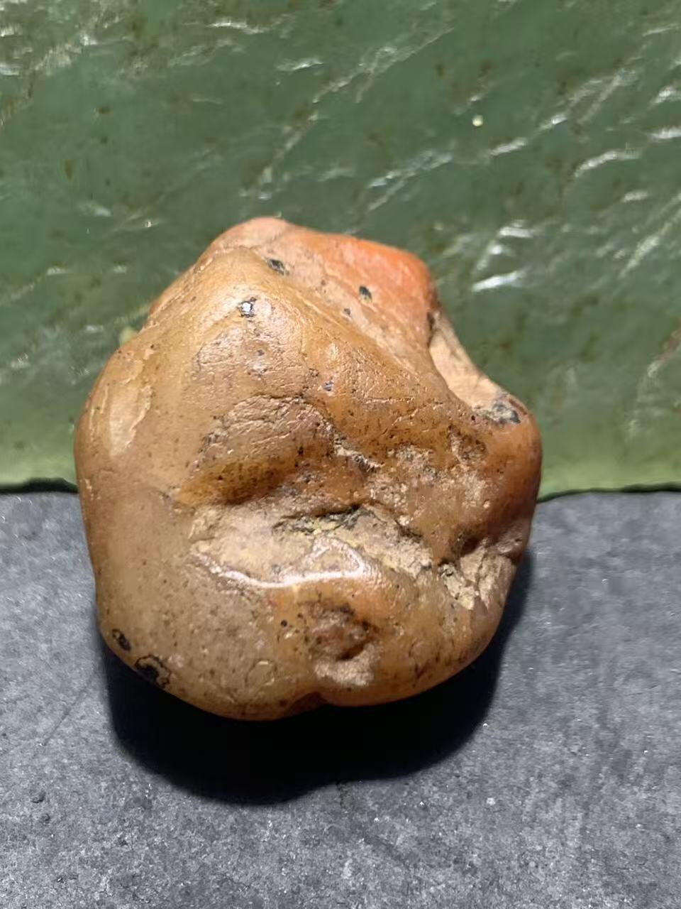 精美红白原皮南红玛瑙原石一颗，