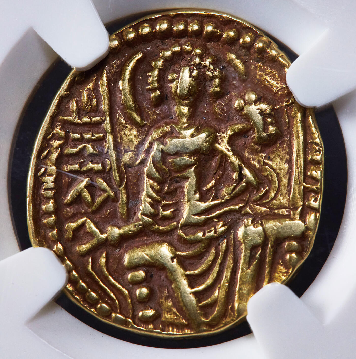 【俄甄集藏】2025年(045)12-03 星期三 晚 19:30 全场包邮 贵霜帝国公元325-345年夏迦一世1第纳尔金币，CNCS VF35，正面国王盛装手持三叉戟向祭坛供奉站像，背面大地神阿多赫索坐像手持莲花和绳索，铭文为贵霜文，有婆罗米文印记，重约8克，标签错误，忽略不计