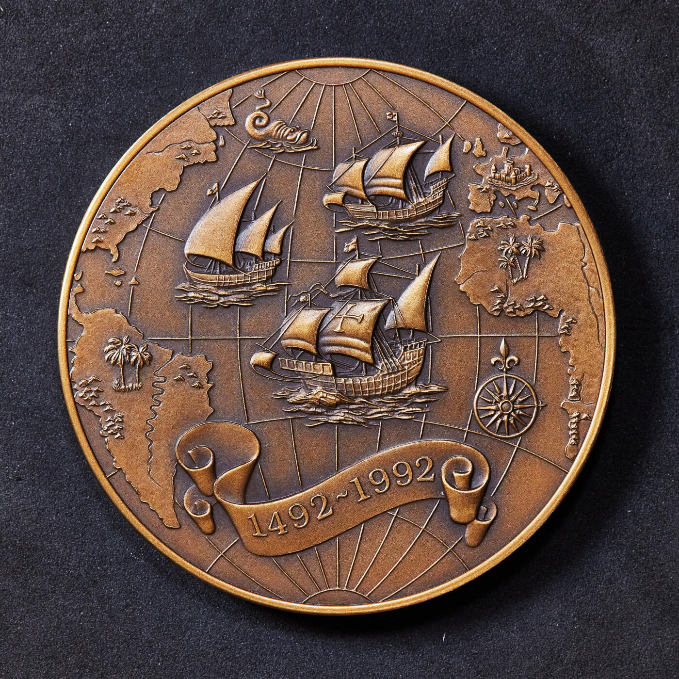 【俄甄集藏】2025年(045)12-03 星期三 晚 19:30 全场包邮 美国1992年纪念哥伦布发现美洲大陆500周年日历大铜章，富兰克林造币厂制造，直径：75mm，重量：259.54克，少见品种