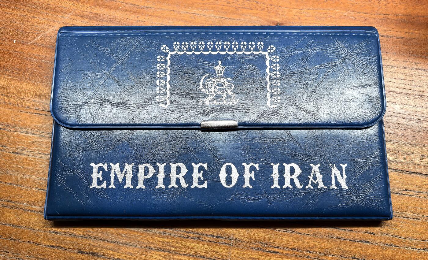 纫秋兰以为佩·凡希社微拍感恩专场 1971伊朗精铸PS大钱包，属于经手过品相最好的几套之一，紫罗兰五彩更是锦上添花，让人过目不忘的一套收藏级品相！