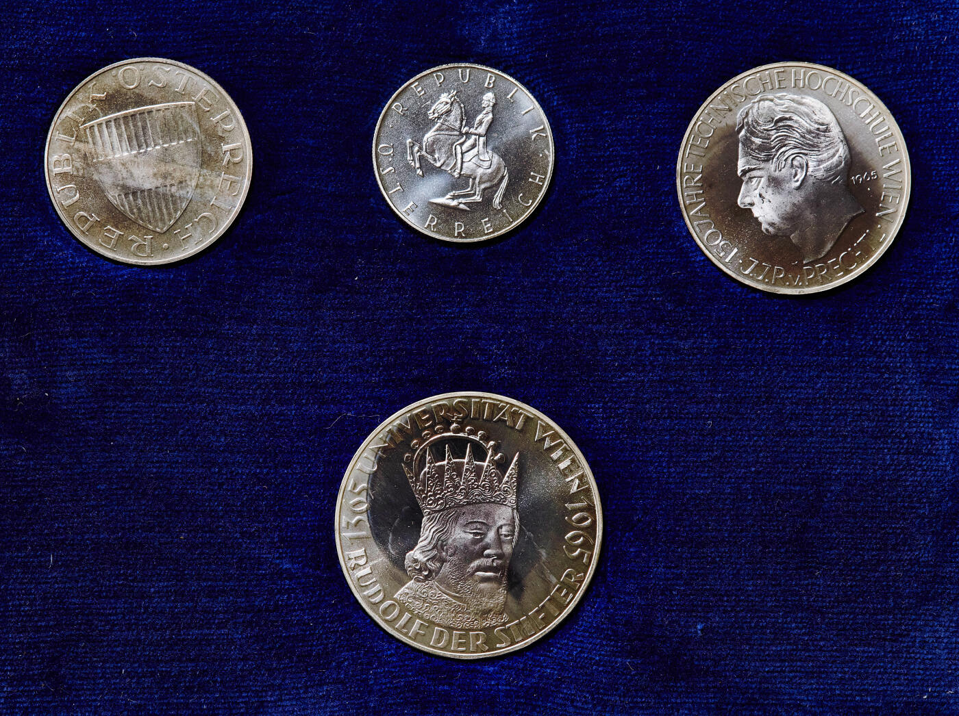 【俄甄集藏】2025年(045)12-03 星期三 晚 19:30 全场包邮 奥地利1965年纪念维也纳大学成立400周年5-50先令精制全银4枚套Proof Set，原盒证，含纯银36.528克