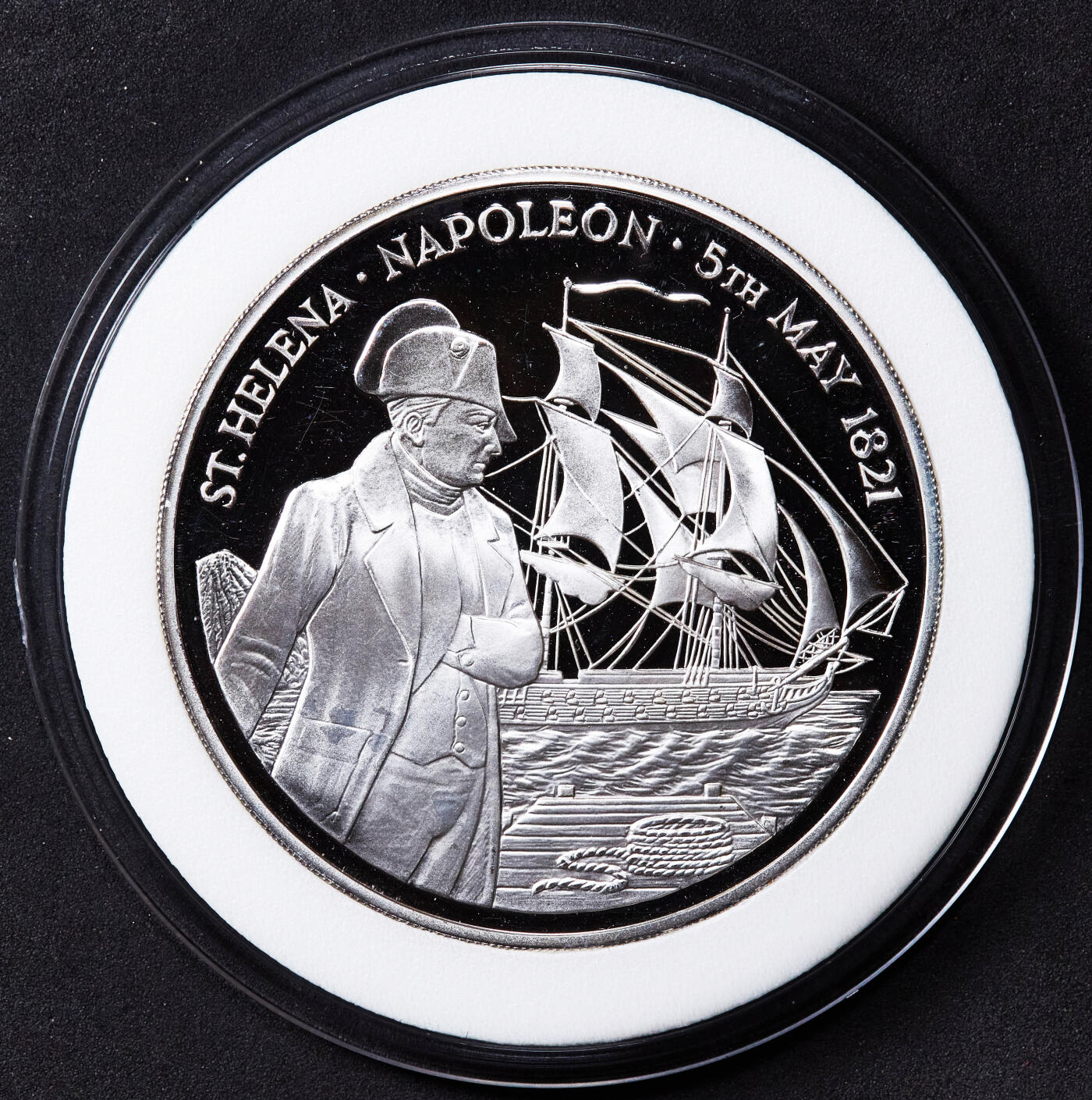 【俄甄集藏】2025年(045)12-03 星期三 晚 19:30 全场包邮 英属圣赫勒拿和阿森松1986年纪念拿破仑逝世165周年25镑5盎司精制大银币，重量：155克，含银量：99.9%，发行量：15000枚，保存完好