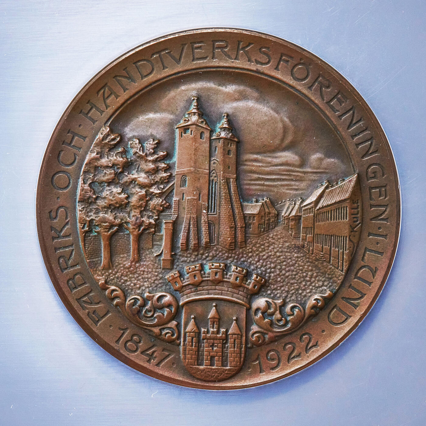 【俄甄集藏】2025年(045)12-03 星期三 晚 19:30 全场包邮 瑞典1922年全国手工业与工业协会成立80周年暨1922年隆德市工业展览会召开纪念大铜章，NGC MS62，巧克力包浆，背面为协会机构所在地林雪平地区建筑，直径：51mm，雕刻家斯文·库勒作品