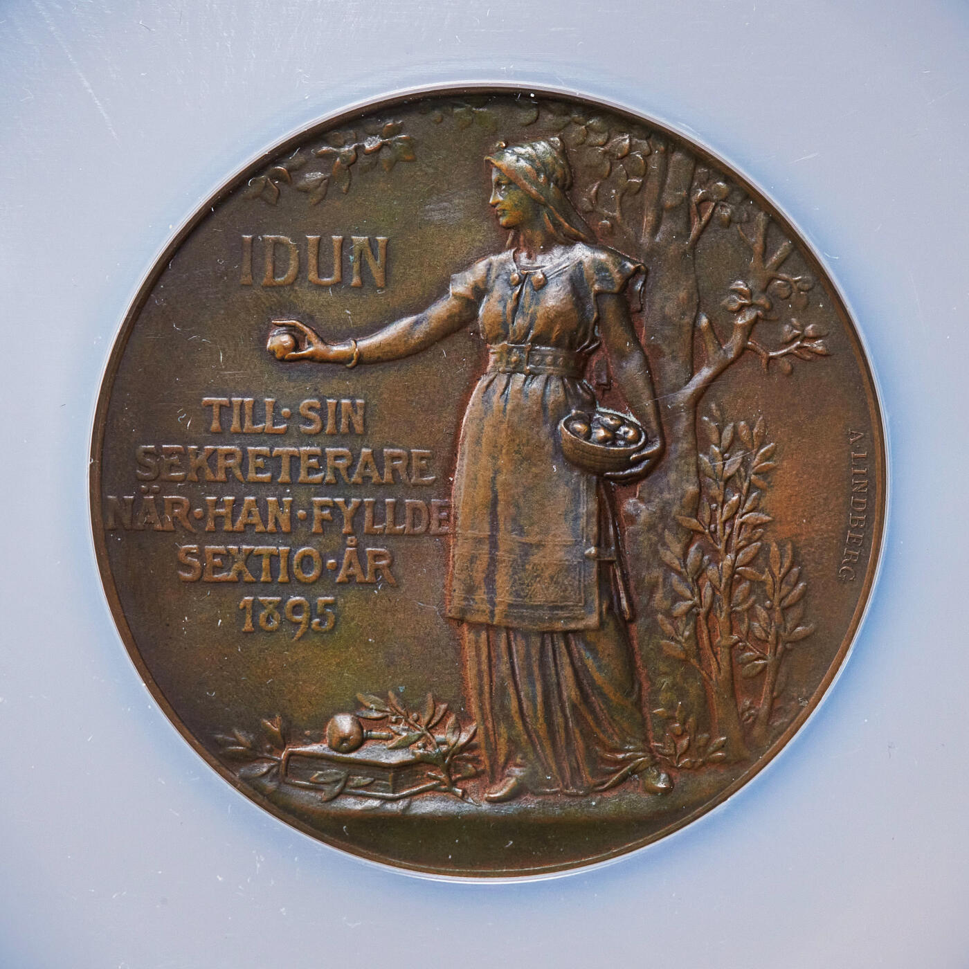【俄甄集藏】2025年(045)12-03 星期三 晚 19:30 全场包邮 瑞典1895年纪念作家哈拉尔德·维塞尔格伦诞辰60周年大铜章，NGC MS62，巧克力包浆，高浮雕，名家林德伯格作品，背面为北欧神话青春女神伊敦站像，直径56mm