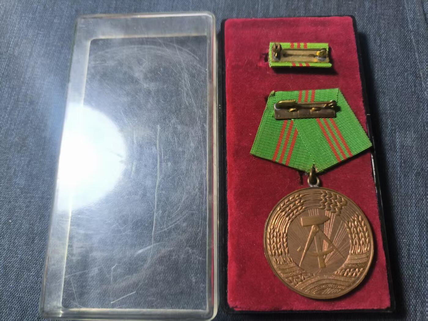 罗岚⭐新藏⭐特惠专拍第一场-分享拍场赚佣 民主德国人民警察铜级忠诚服役奖章带盒略一套  章体为最早期版本