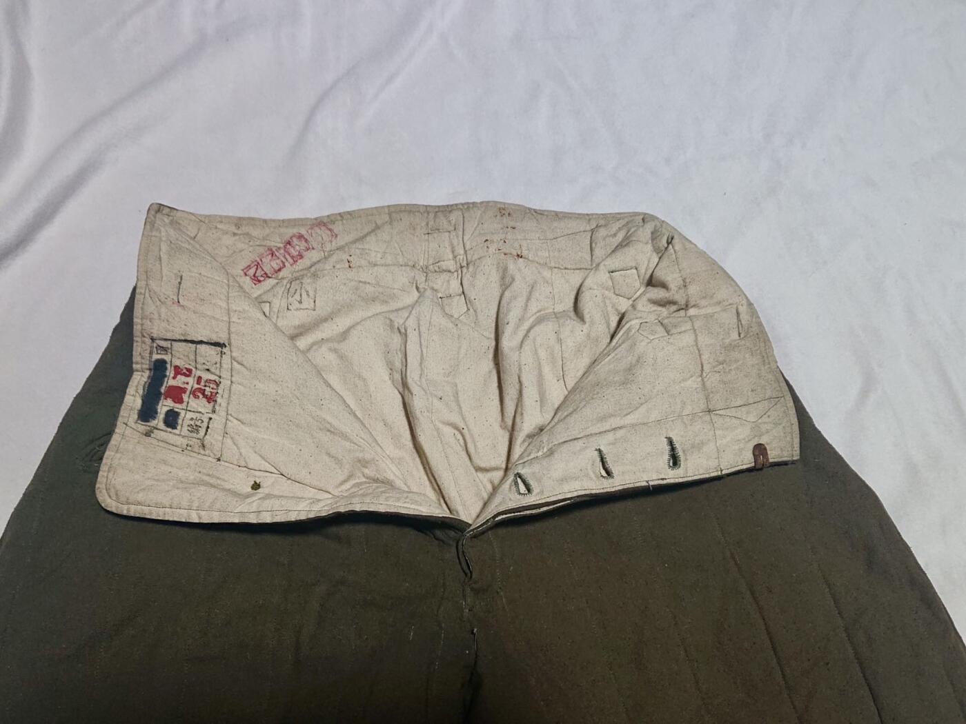 【第貳場】近代勋奖章徽章服饰杂项专场 鸭绿江畔 保家卫国—人民军立领冬服 华东军需部制，后为文工团收录，肩宽约43cm 袖长约52cm 胸围约92cm 裤长约97cm 