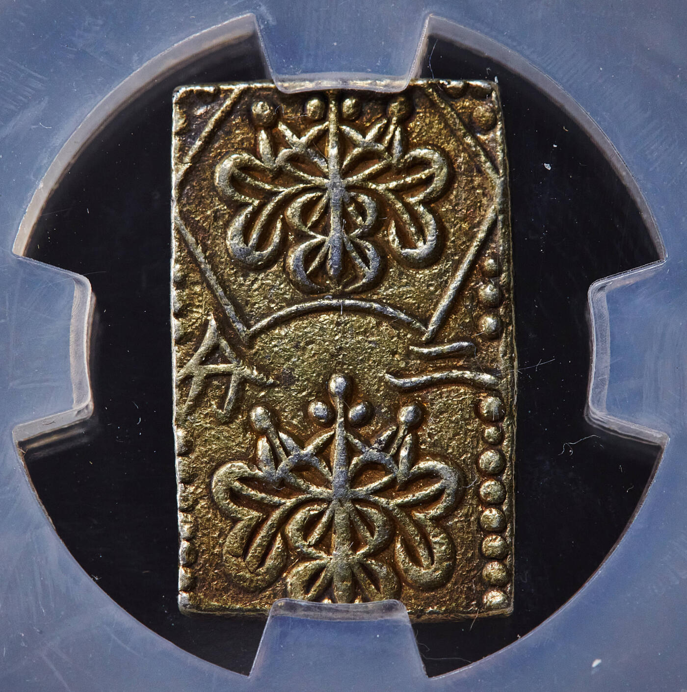 【俄甄集藏】2025年(045)12-03 星期三 晚 19:30 全场包邮 本1856-1860年江户幕府时期安政二分金币，信泰 AU58，重5.62克，20.9%金，79.1%银，细节犀利，原味状态