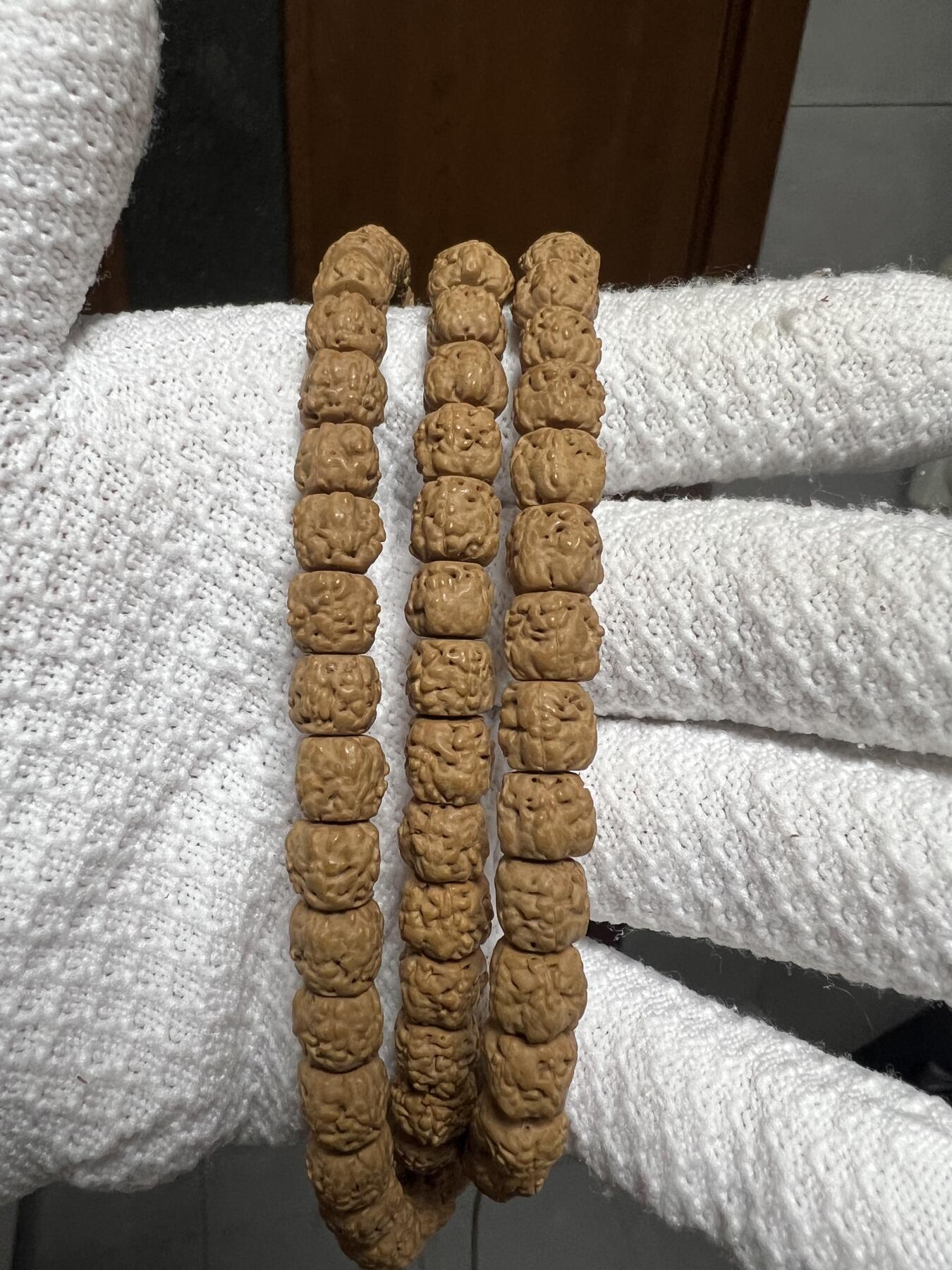 零元拍：龙切 五爪小佛手108 长串7MM左右，非常容易变红，坊间人称三日红，很容易有盘玩成就感。图8是我自己盘玩效果，后三图是另外一串只戴没盘20天效果