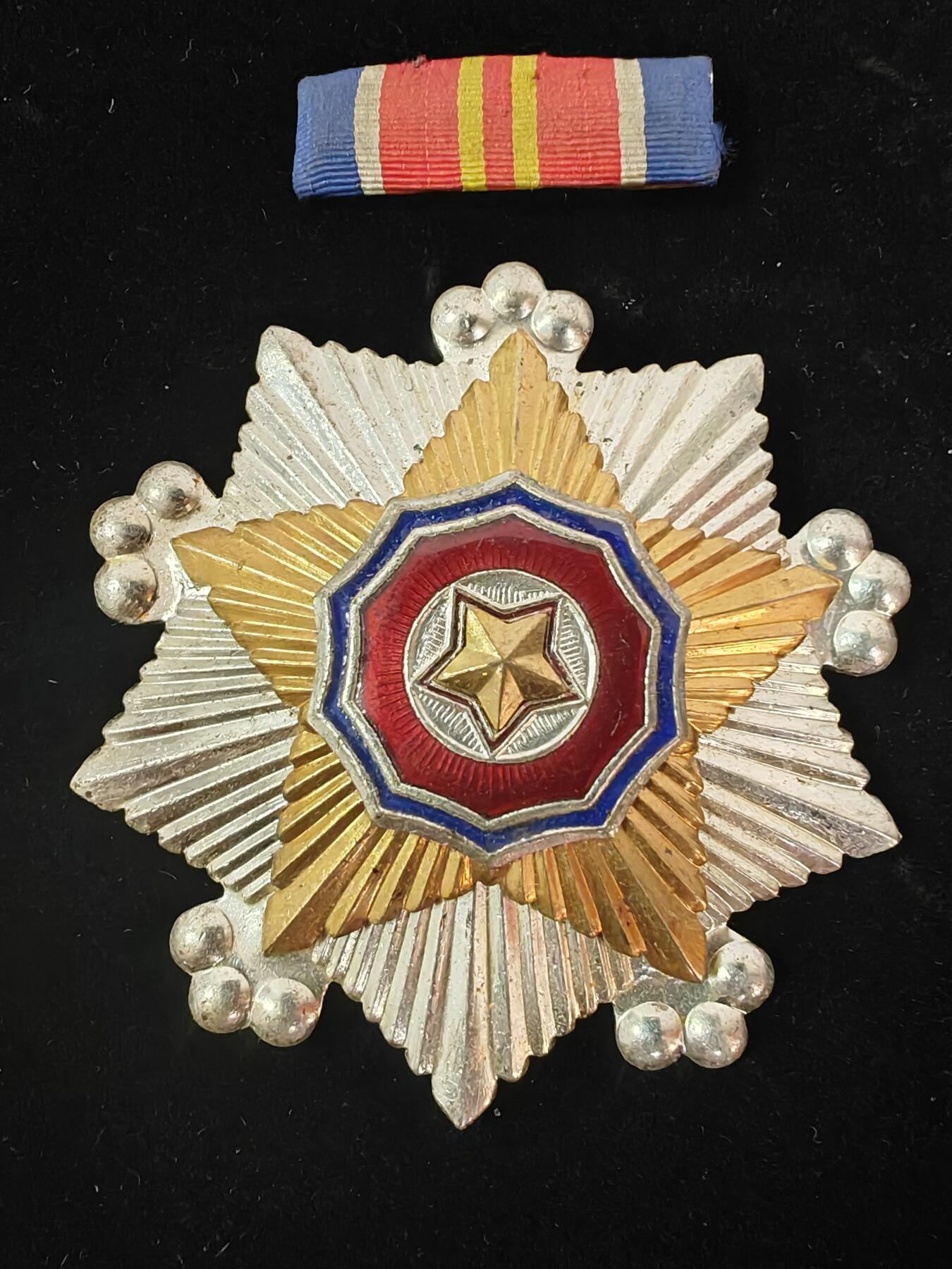 朝鲜二级国旗加略章