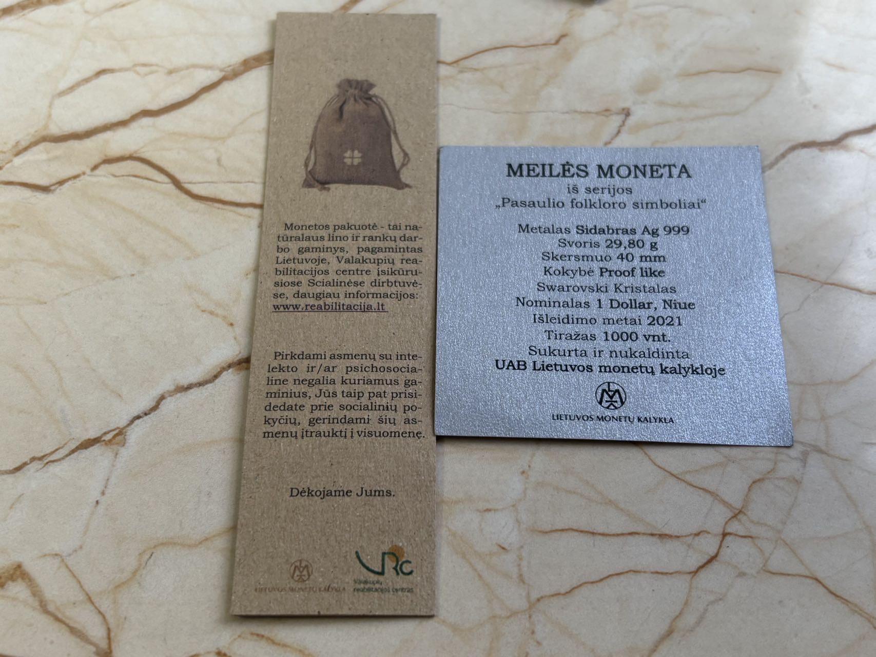 第183期拍卖 纽埃2021年世界民俗系列1爱镶嵌水晶精制银币，29.8克，银999，中间的心形可以拿出