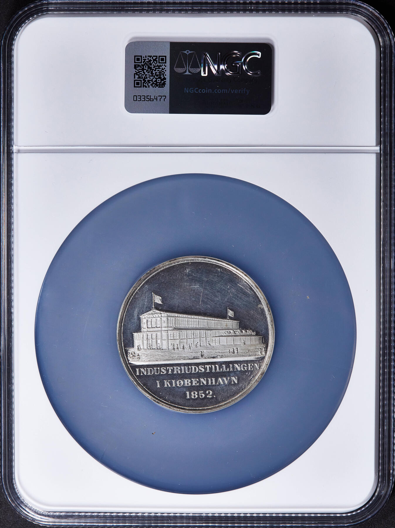 【俄甄集藏】2025年(045)12-03 星期三 晚 19:30 全场包邮 丹麦1852年弗雷德里克七世头像哥本哈根国际工业博览会白色金属纪念章，NGC MS61，高浮雕，底板凝霜，雕刻家P·贝特作品，背面为博览会召开场馆，直径：48mm，少见品种