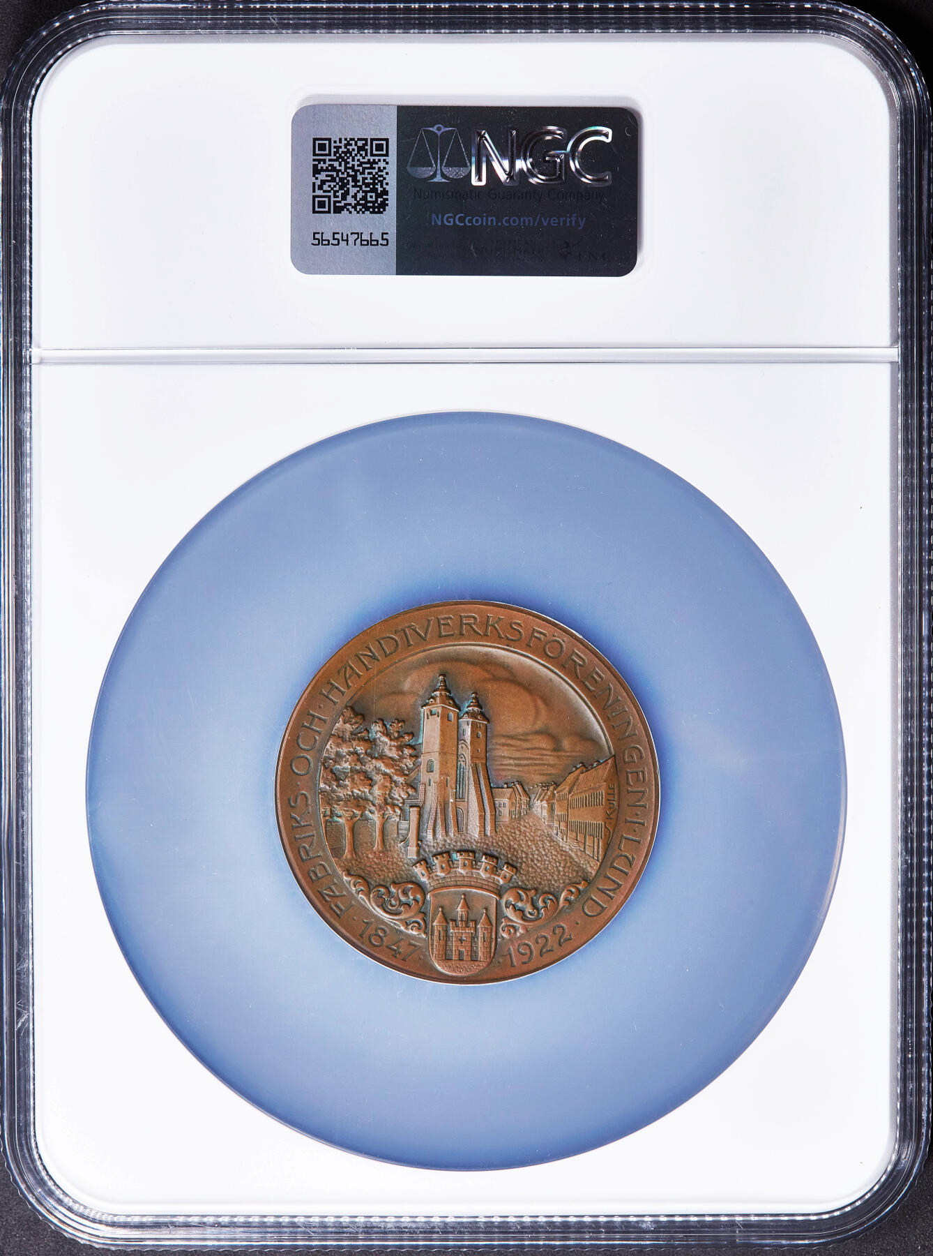 【俄甄集藏】2025年(045)12-03 星期三 晚 19:30 全场包邮 瑞典1922年全国手工业与工业协会成立80周年暨1922年隆德市工业展览会召开纪念大铜章，NGC MS62，巧克力包浆，背面为协会机构所在地林雪平地区建筑，直径：51mm，雕刻家斯文·库勒作品