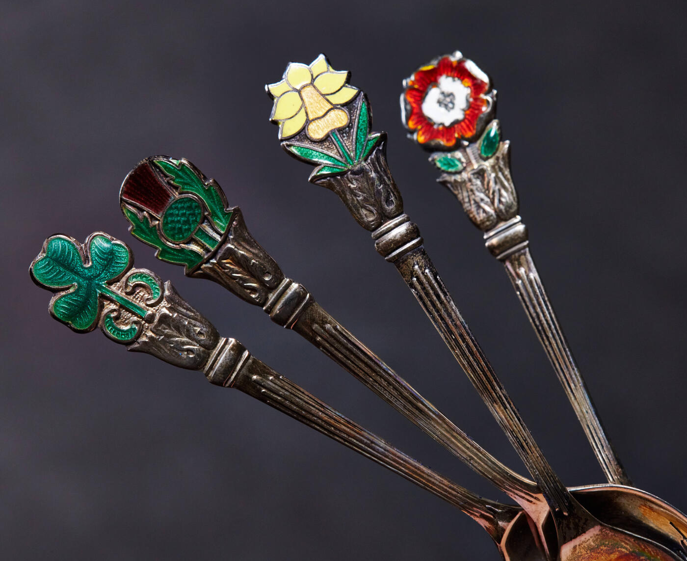 【俄甄集藏】2025年(045)12-03 星期三 晚 19:30 全场包邮 英国伯明翰1985年著名珠宝品牌马宾与韦伯出品英伦三岛四地国花样式（英格兰玫瑰/苏格兰蓟/威尔士水仙花/北爱尔兰三叶草），珐琅彩纪念银勺，原盒，勺单体长：100mm，宽：20mm，总重量：28.53克，保存完好