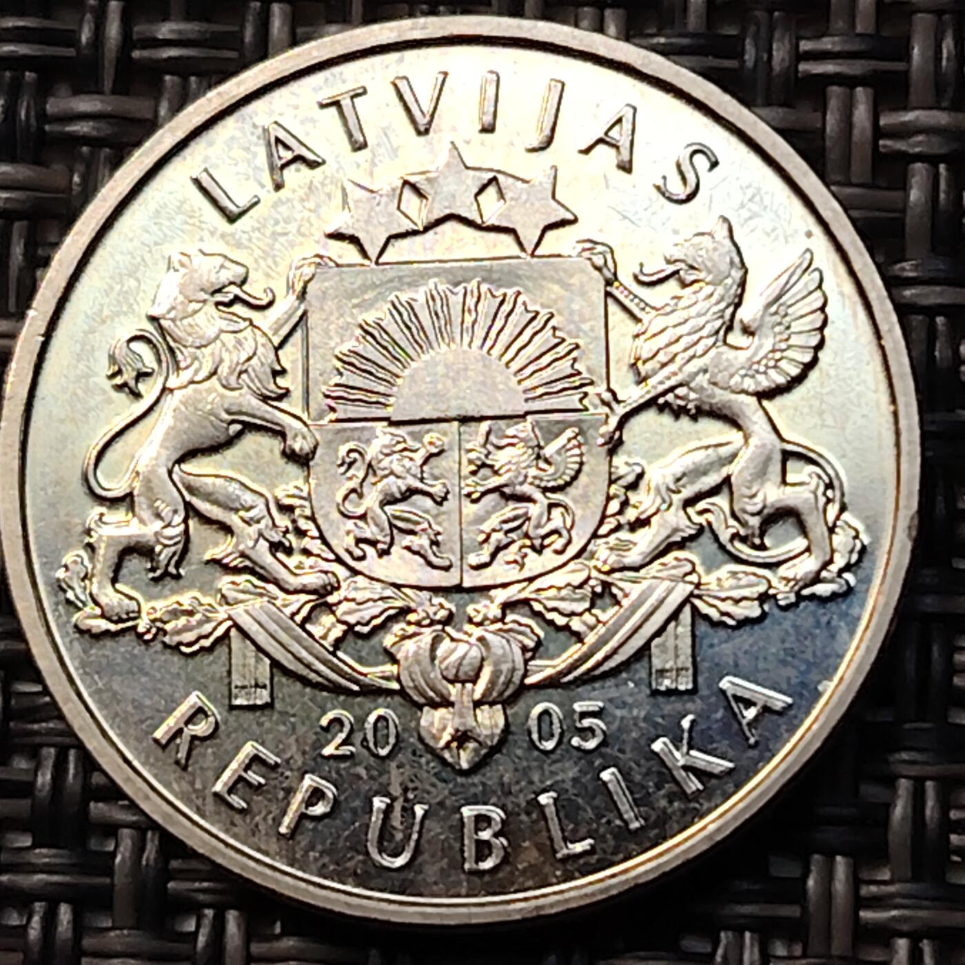 布加迪🐬～世界钱币(上海)🌾第 262 期 /  各国套币和散币 拉脱维亚🇱🇻 2005年 1拉特  纪念币 椒盐脆饼