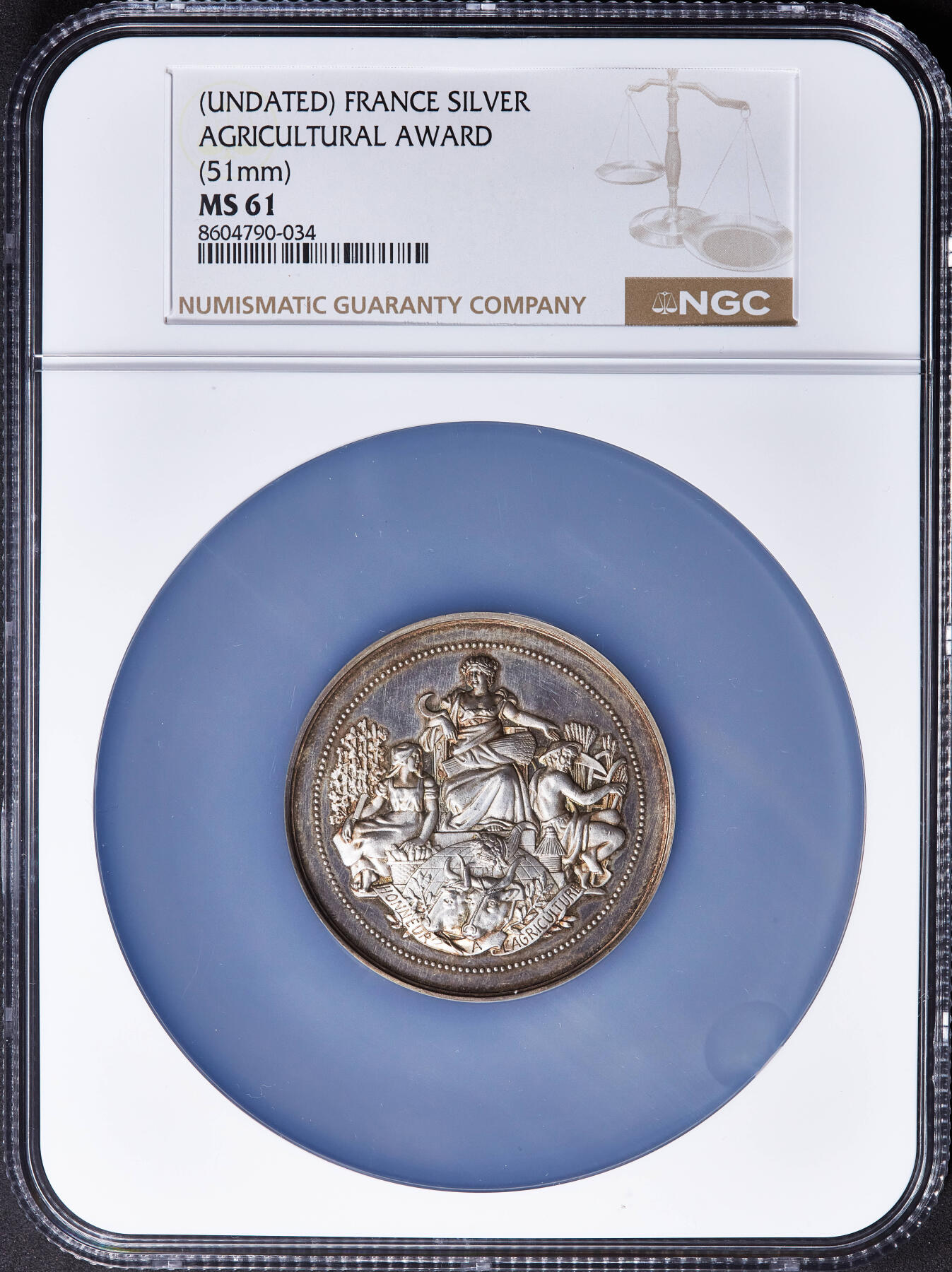 【俄甄集藏】2025年(045)12-03 星期三 晚 19:30 全场包邮 法国19世纪参议员C·福里斯特设立农业表彰大银章，NGC MS61，正面为农业女神与代表园艺的女性与代表农耕的男性造像，高浮雕，类精制底板，直径：51mm