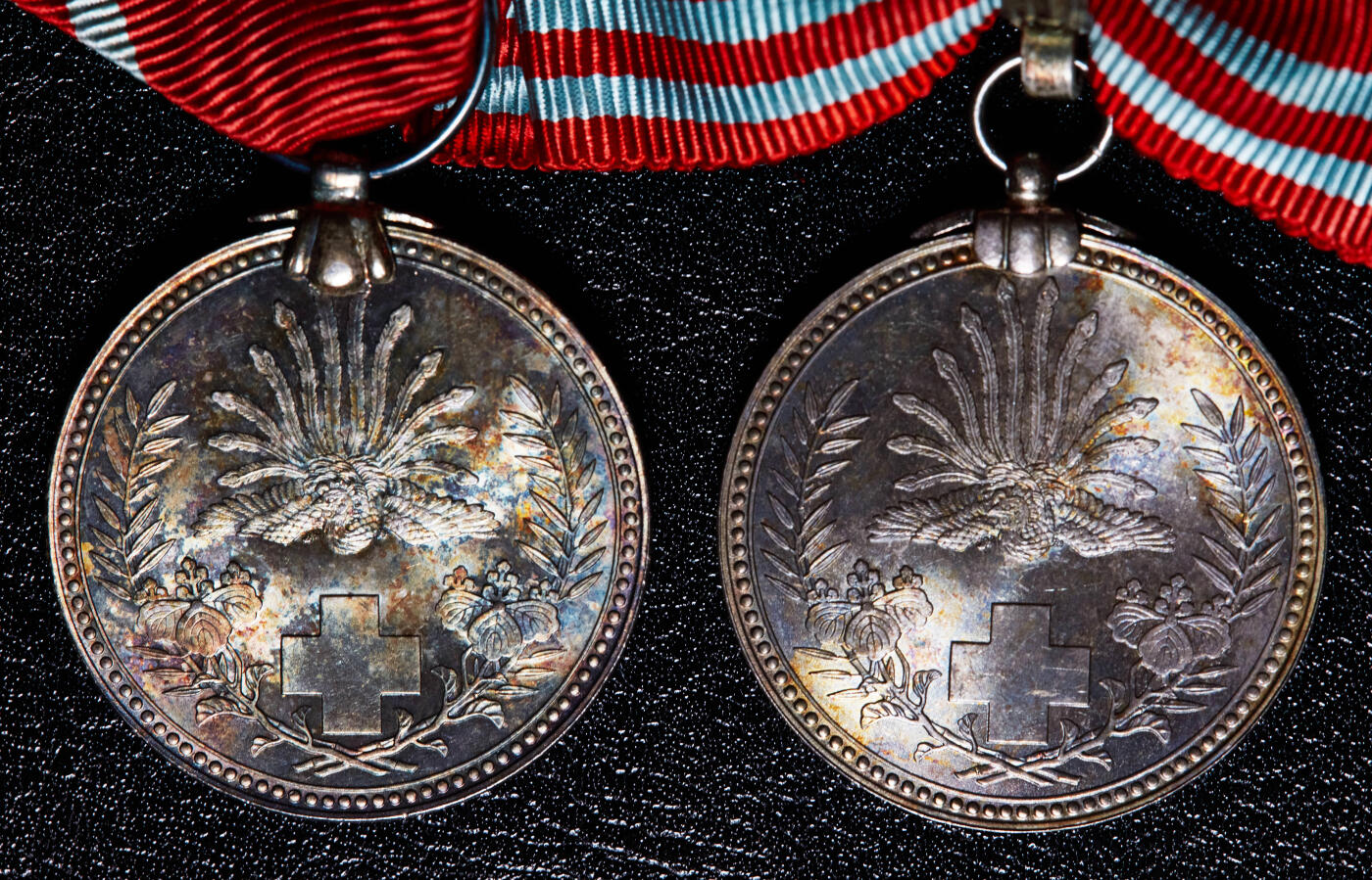 【俄甄集藏】2025年(045)12-03 星期三 晚 19:30 全场包邮 日本战时赤十字社纪念银章男授、女授2枚一对，材质为925银，直径：28mm，木盒无上盖